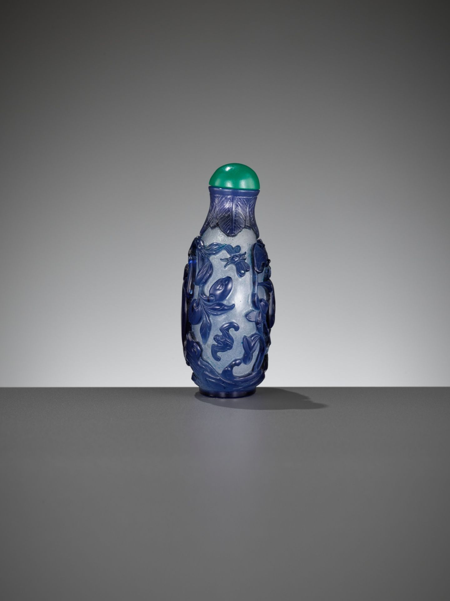 A SAPPHIRE-BLUE OVERLAY 'MONKEY KING STEALING THE PEACHES OF IMMORTALITY' GLASS SNUFF BOTTLE - Image 9 of 12