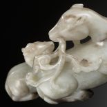 A PALE GRAY JADE FIGURE OF A DEER WITH YOUNG, 17TH CENTURY