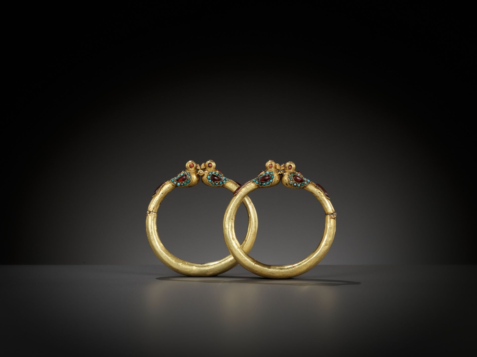 A PAIR OF GOLD 'BIRD' BANGLES, PERSIA, 11TH TO 12TH CENTURY - Image 8 of 9