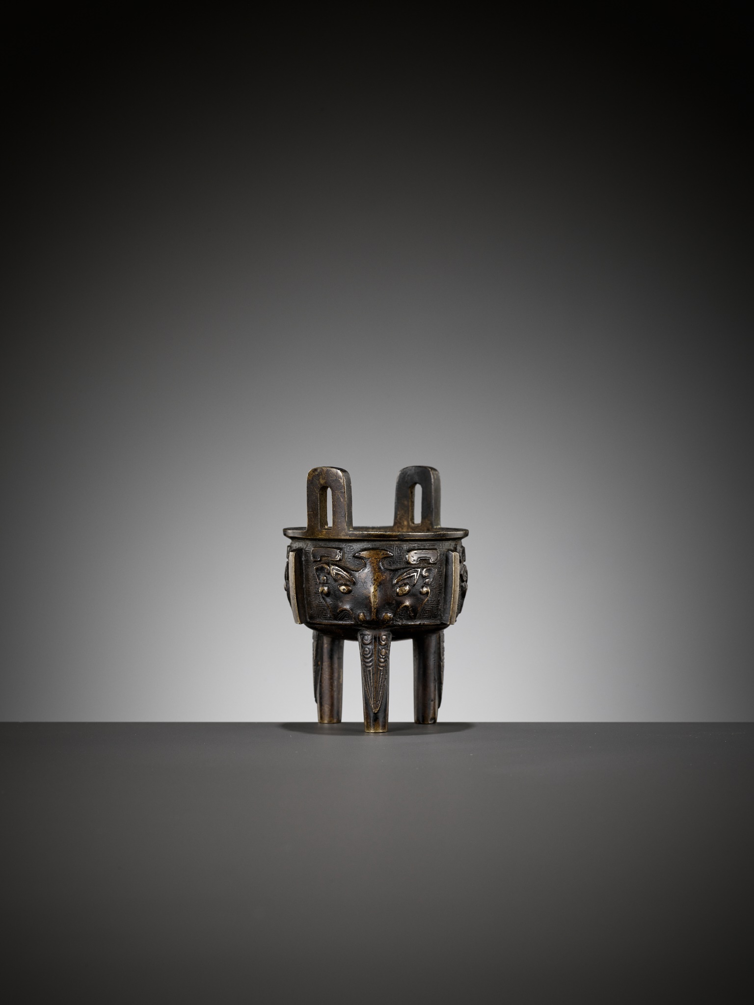 A BRONZE ARCHAISTIC MINIATURE TRIPOD CENSER, DING, QING DYNASTY, 17TH CENTURY - Image 6 of 11