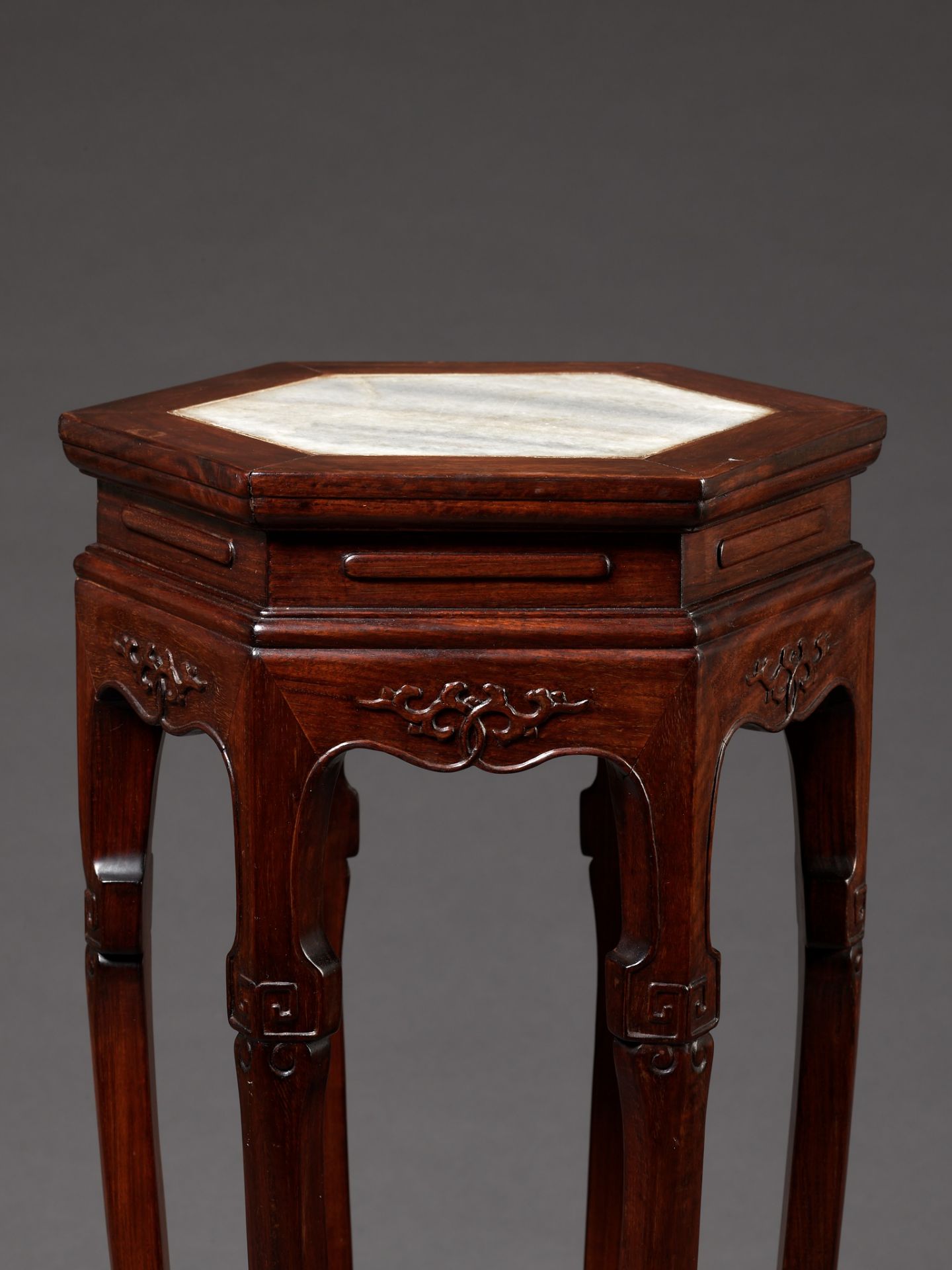 A MARBLE-INSET LACQUERED HARDWOOD INCENSE STAND, XIANGJI, 19TH CENTURY - Bild 3 aus 12