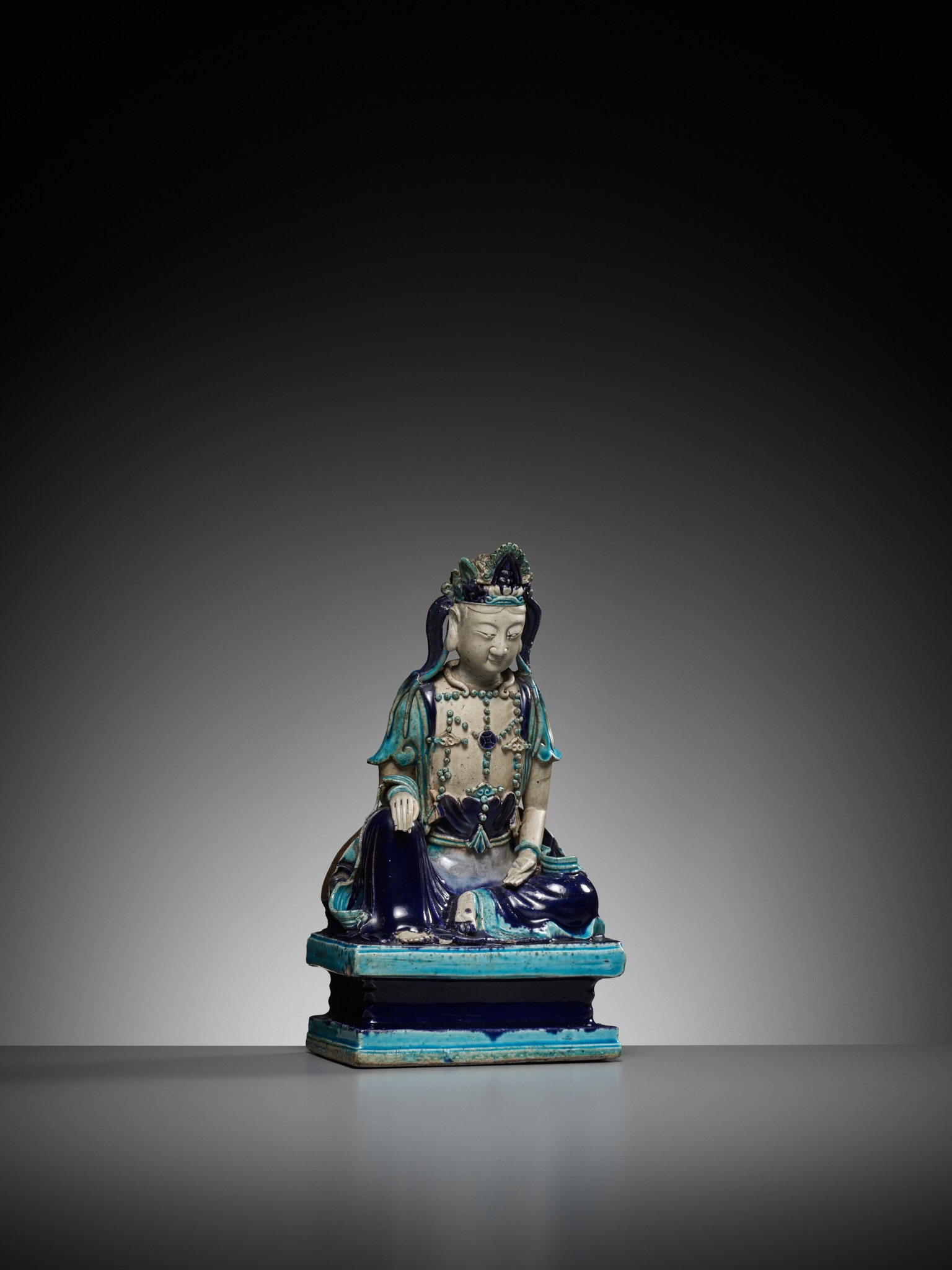 A FAHUA GLAZED FIGURE OF GUANYIN, LATE MING DYNASTY - Image 3 of 12