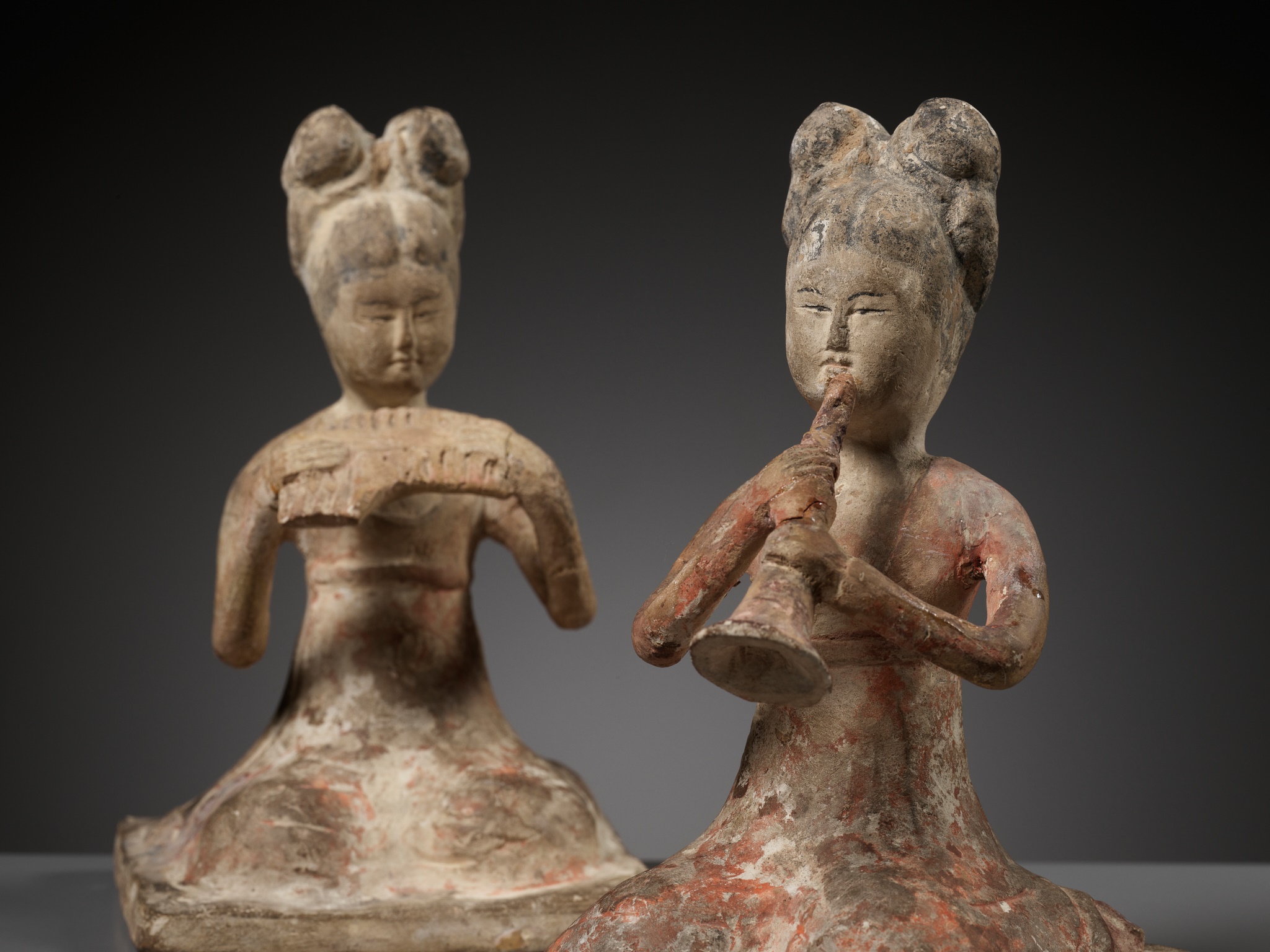 A PAIR OF PAINTED POTTERY FEMALE MUSICIANS, SUI TO EARLY TANG DYNASTY - Image 3 of 12