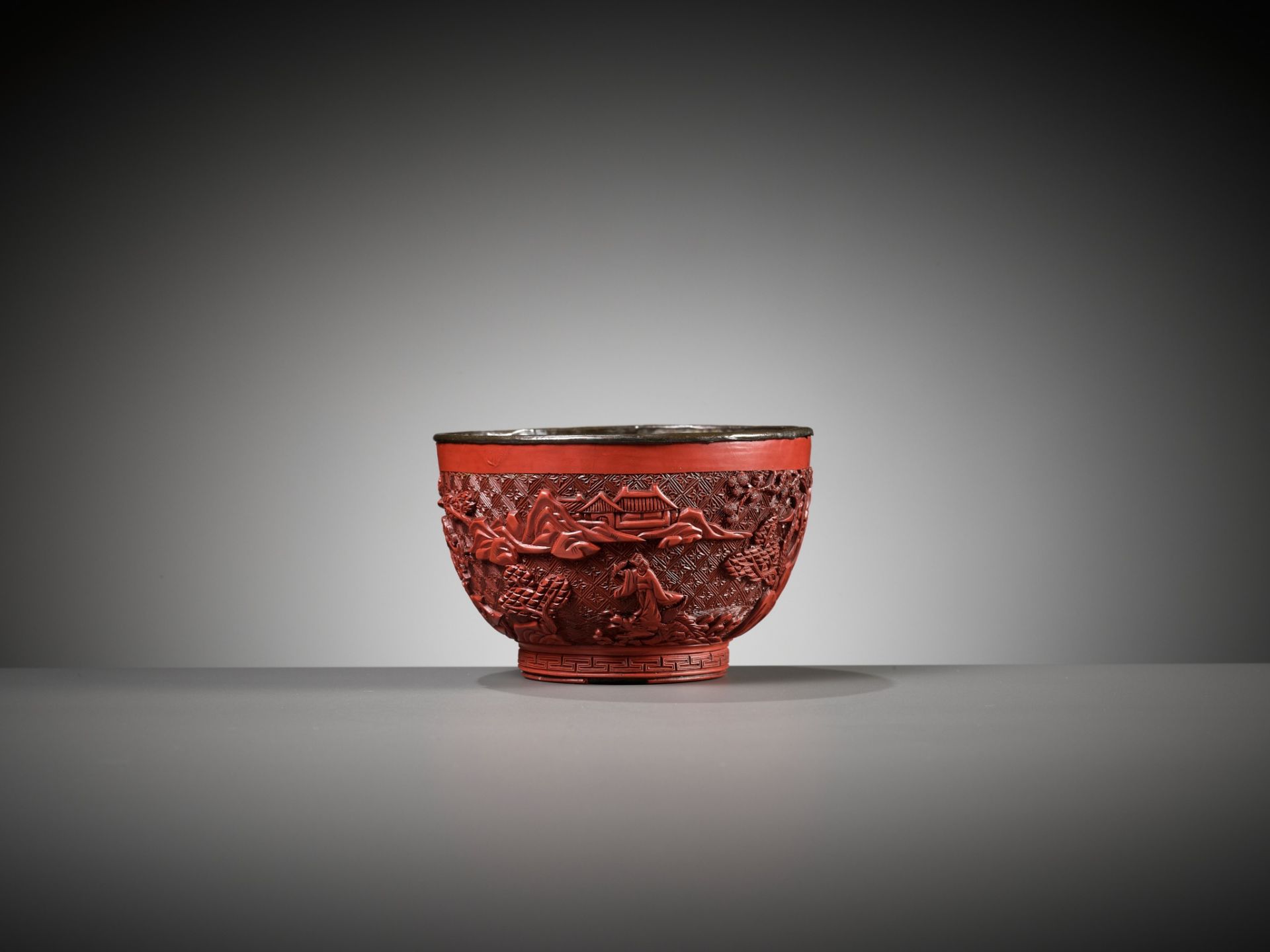 A CINNABAR LACQUER 'IMMORTALS' BOWL, LATE MING DYNASTY - Bild 7 aus 12