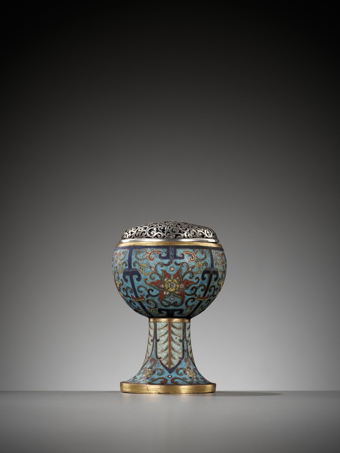 A CLOISONNE ENAMEL STEM CUP, QING DYNASTY - Bild 6 aus 11