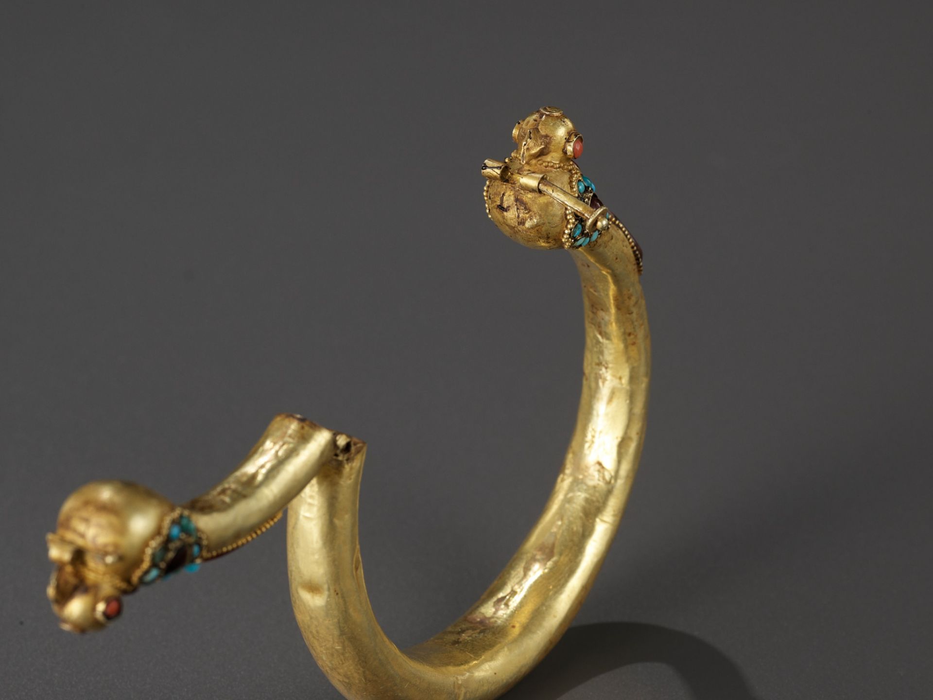 A PAIR OF GOLD 'BIRD' BANGLES, PERSIA, 11TH TO 12TH CENTURY - Image 6 of 9