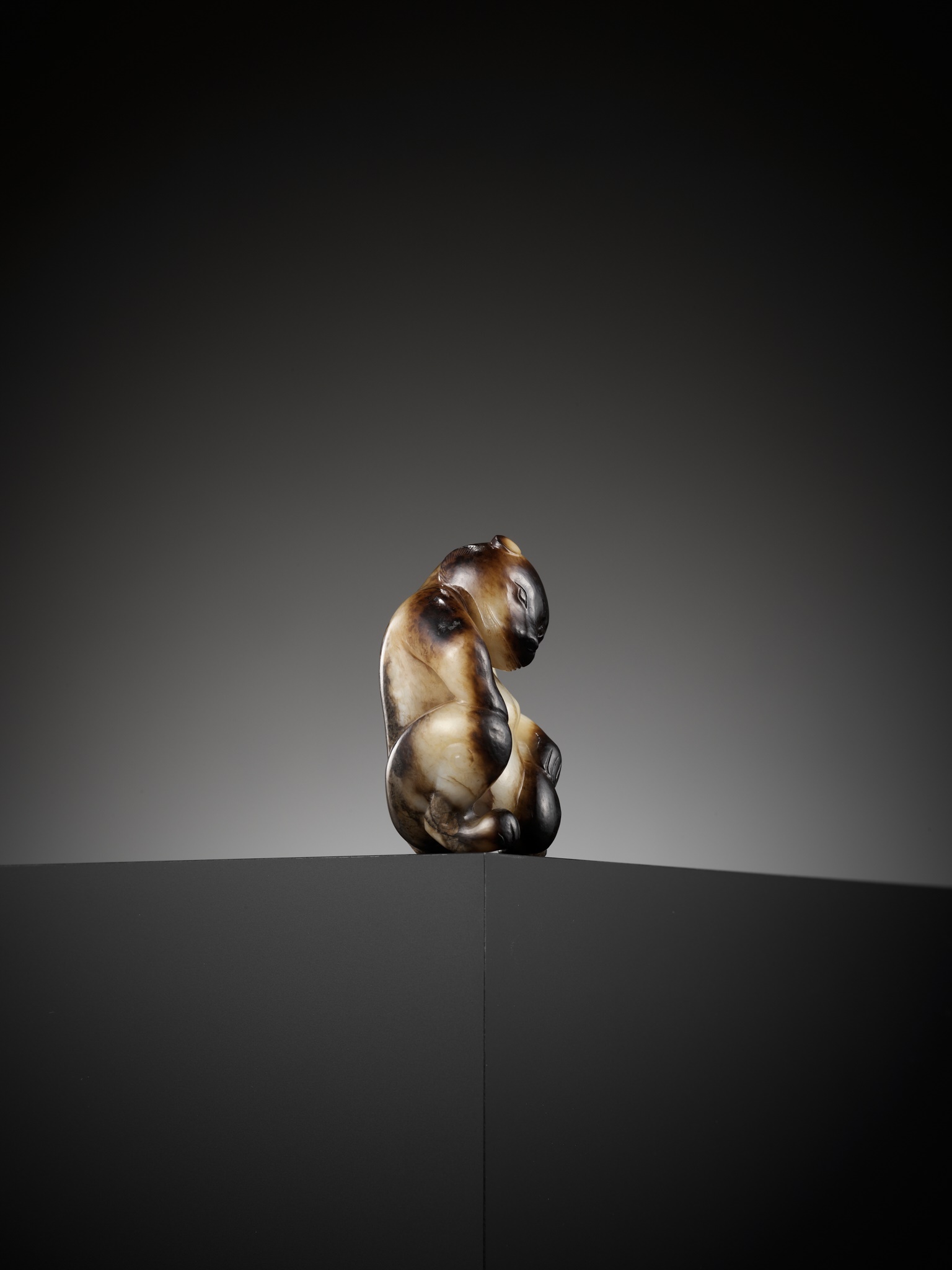 AN EXCEPTIONAL CREAMY-WHITE AND BLACK JADE FIGURE OF A BEAR, SONG DYNASTY OR EARLIER - Image 17 of 27