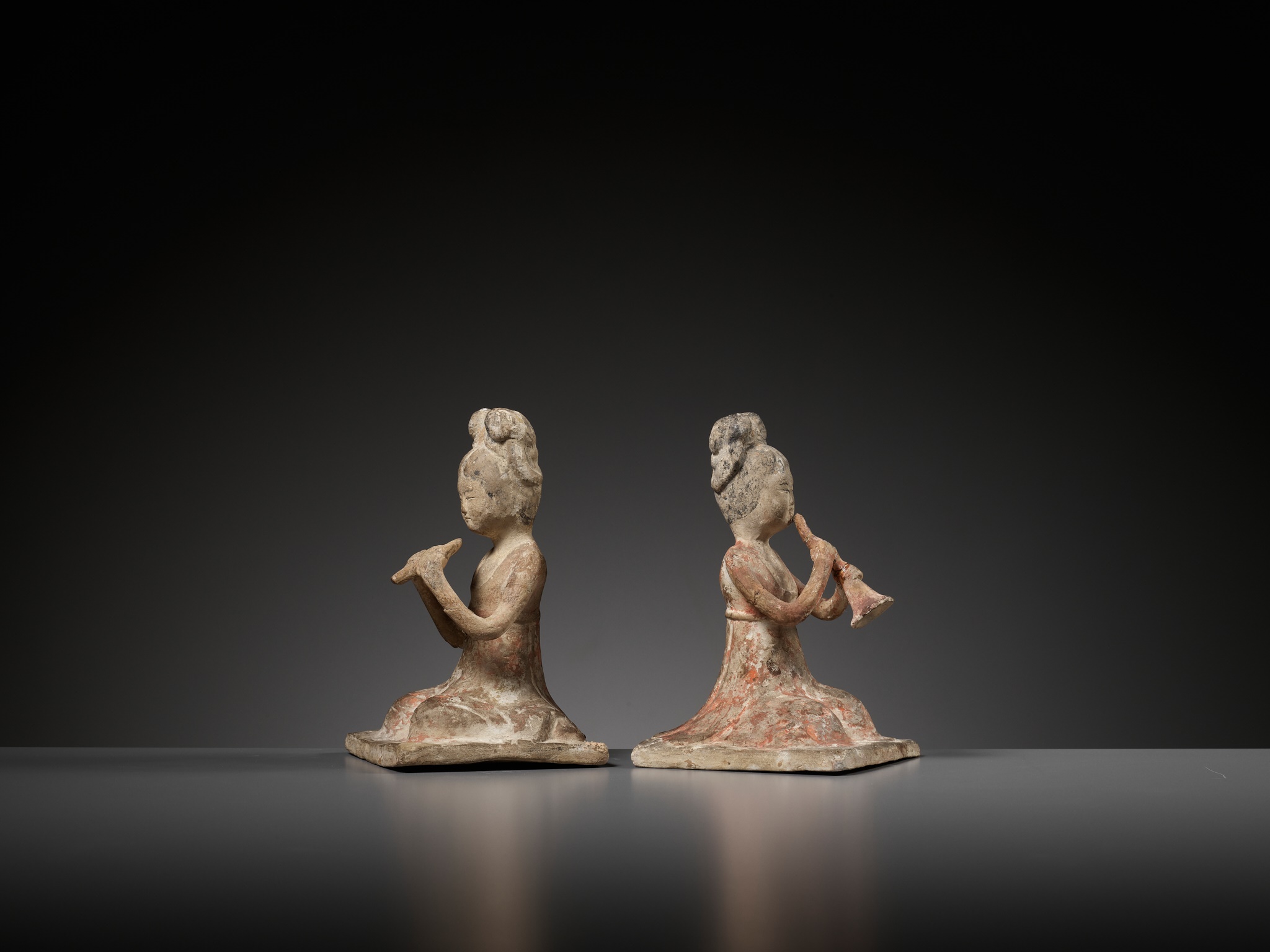 A PAIR OF PAINTED POTTERY FEMALE MUSICIANS, SUI TO EARLY TANG DYNASTY - Image 10 of 12