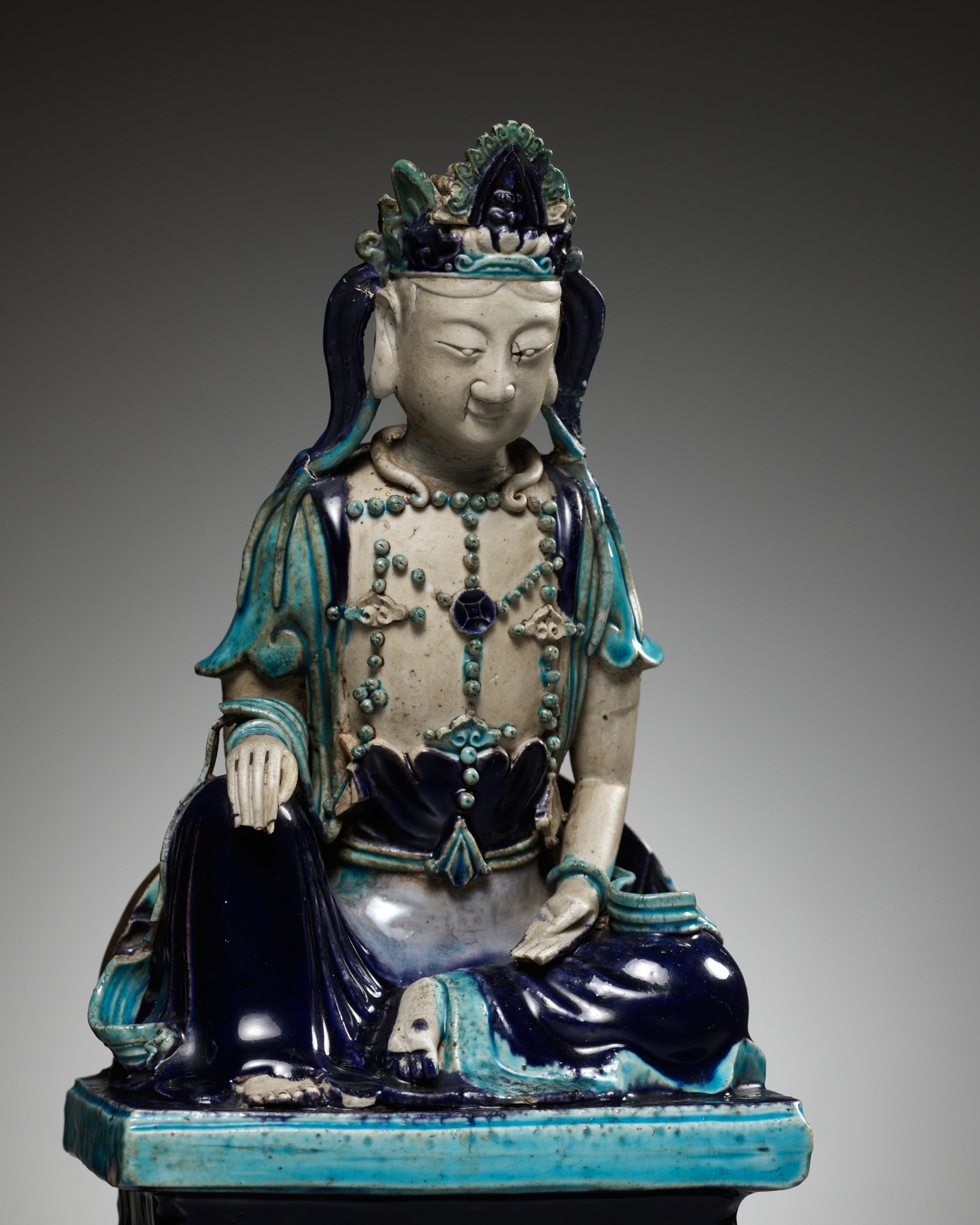 A FAHUA GLAZED FIGURE OF GUANYIN, LATE MING DYNASTY