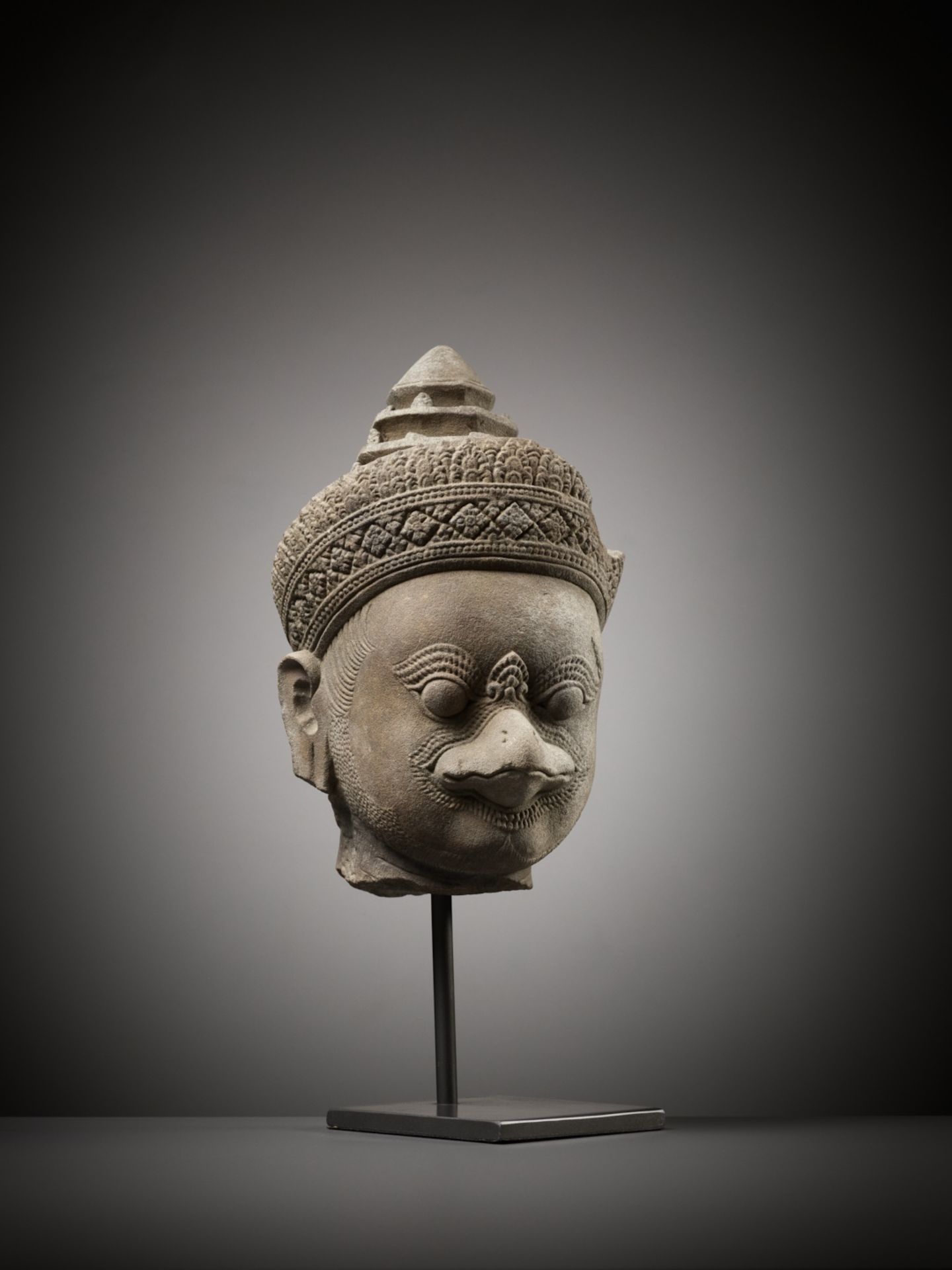 A SANDSTONE HEAD OF GARUDA, KOH KER STYLE, KHMER EMPIRE, 10TH CENTURY - Bild 5 aus 9
