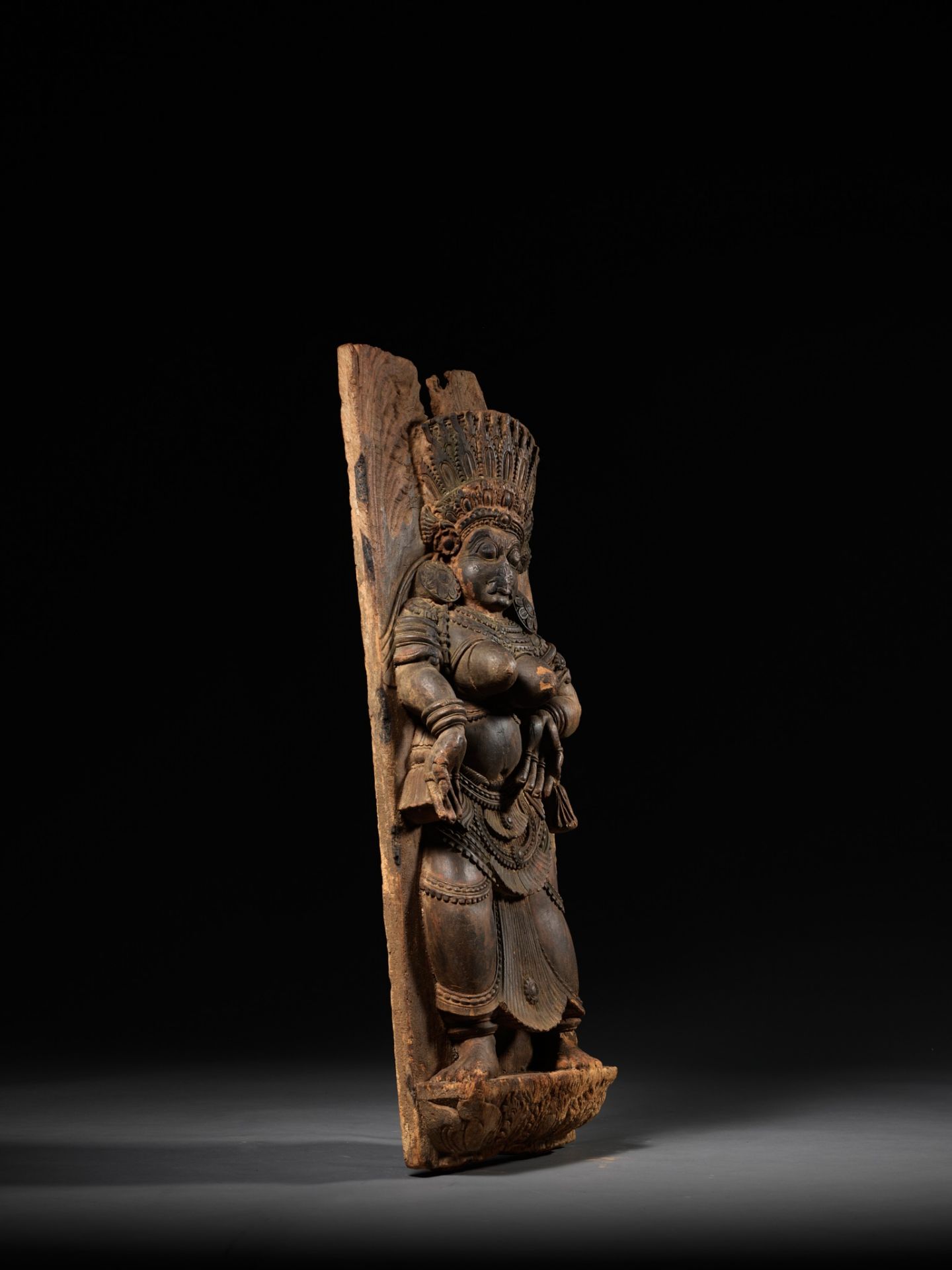 A LARGE AND HIGHLY IMPRESSIVE WOOD RELIEF OF A DANCING FEMALE DEMON, KERALA, SOUTH INDIA, 17TH CT - Bild 7 aus 8