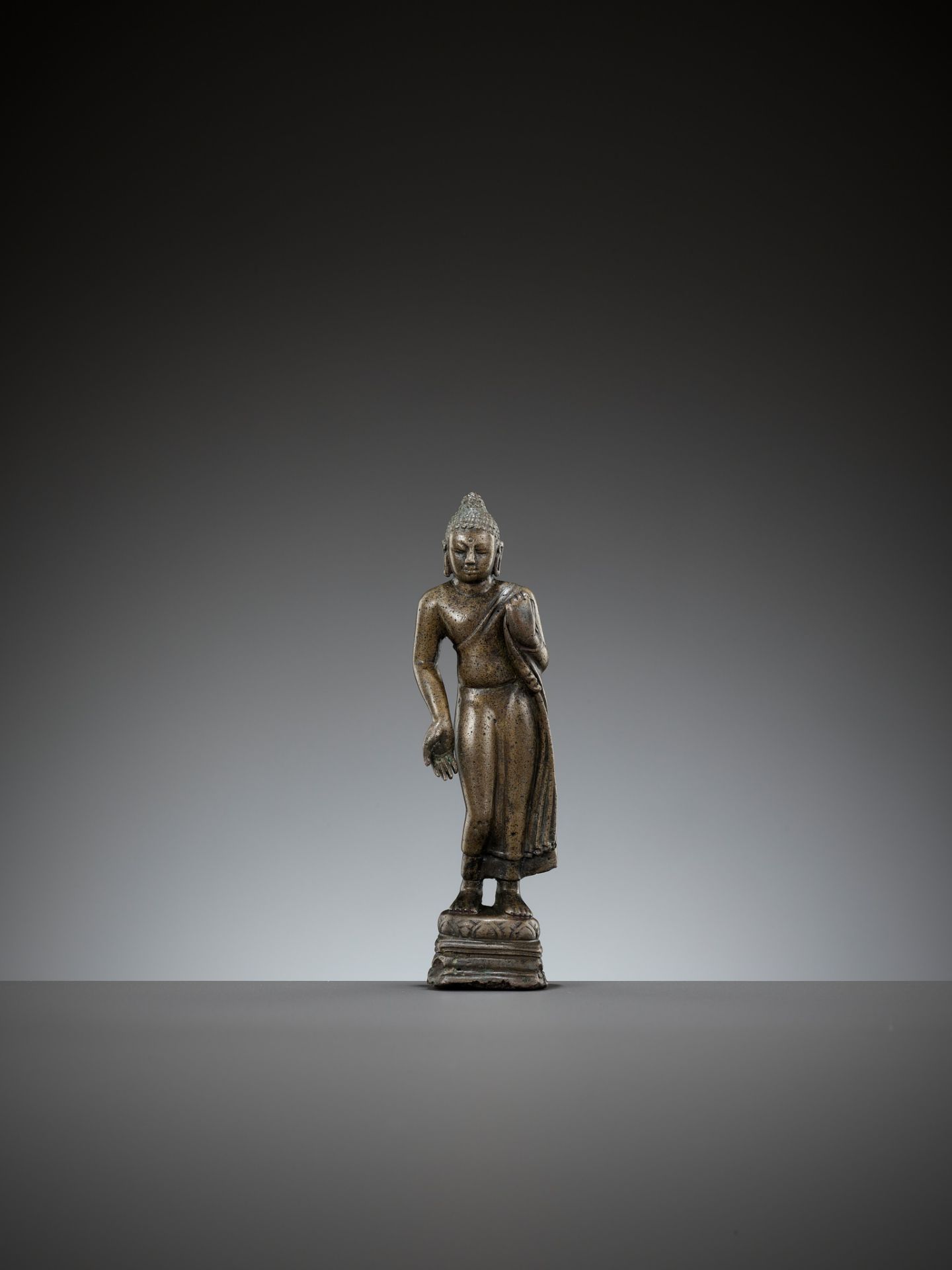 A BRONZE FIGURE OF A STANDING BUDDHA, POST-GUPTA PERIOD, INDIA, C. 7TH CENTURY - Image 2 of 15