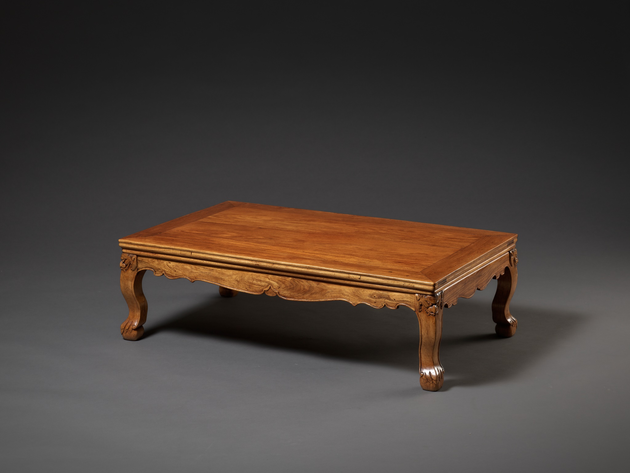 A HUANGHUALI LOW TABLE, KANGZHUO, 17TH-18TH CENTURY - Image 6 of 15