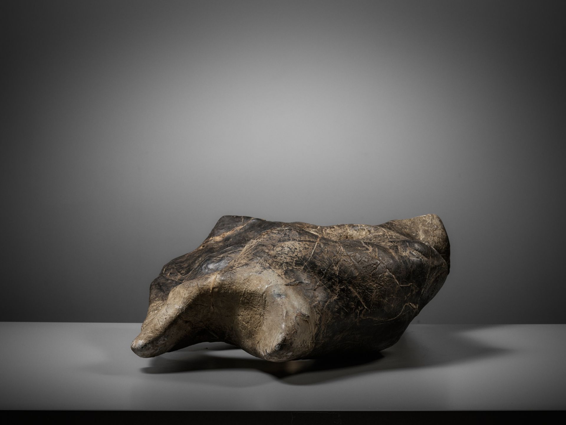 A LARGE LINGBI SCHOLAR'S ROCK, GONGSHI, QING DYNASTY OR EARLIER - Bild 12 aus 13