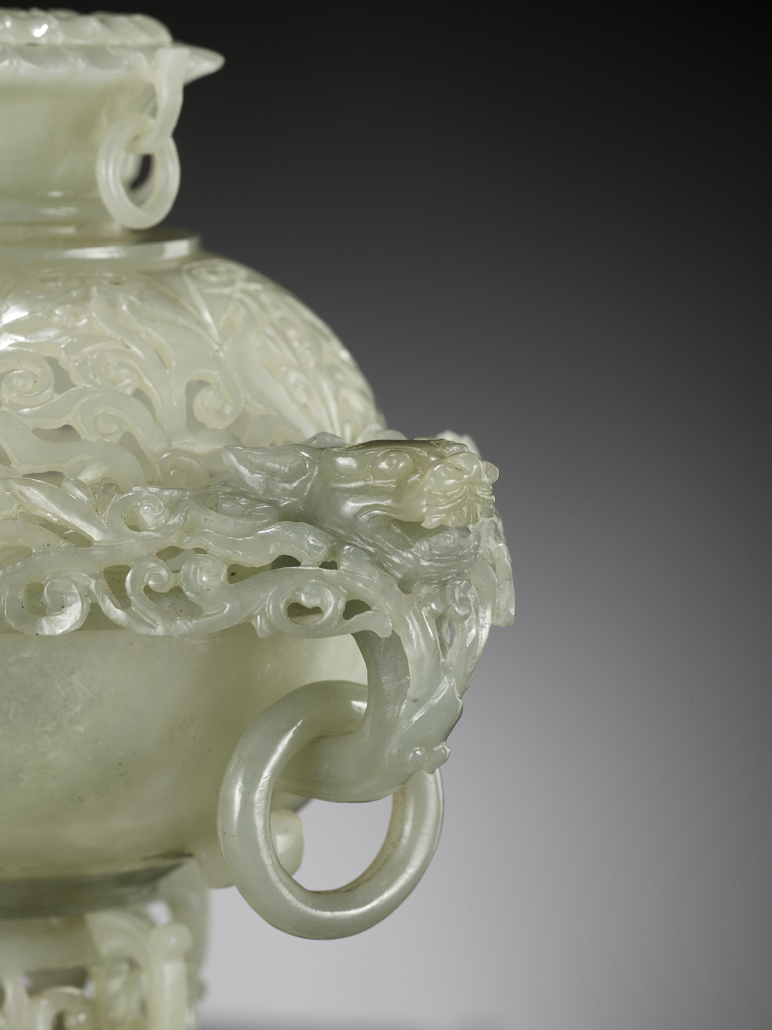 A MUGHAL STYLE PALE CELADON JADE CENSER AND COVER - Image 2 of 16