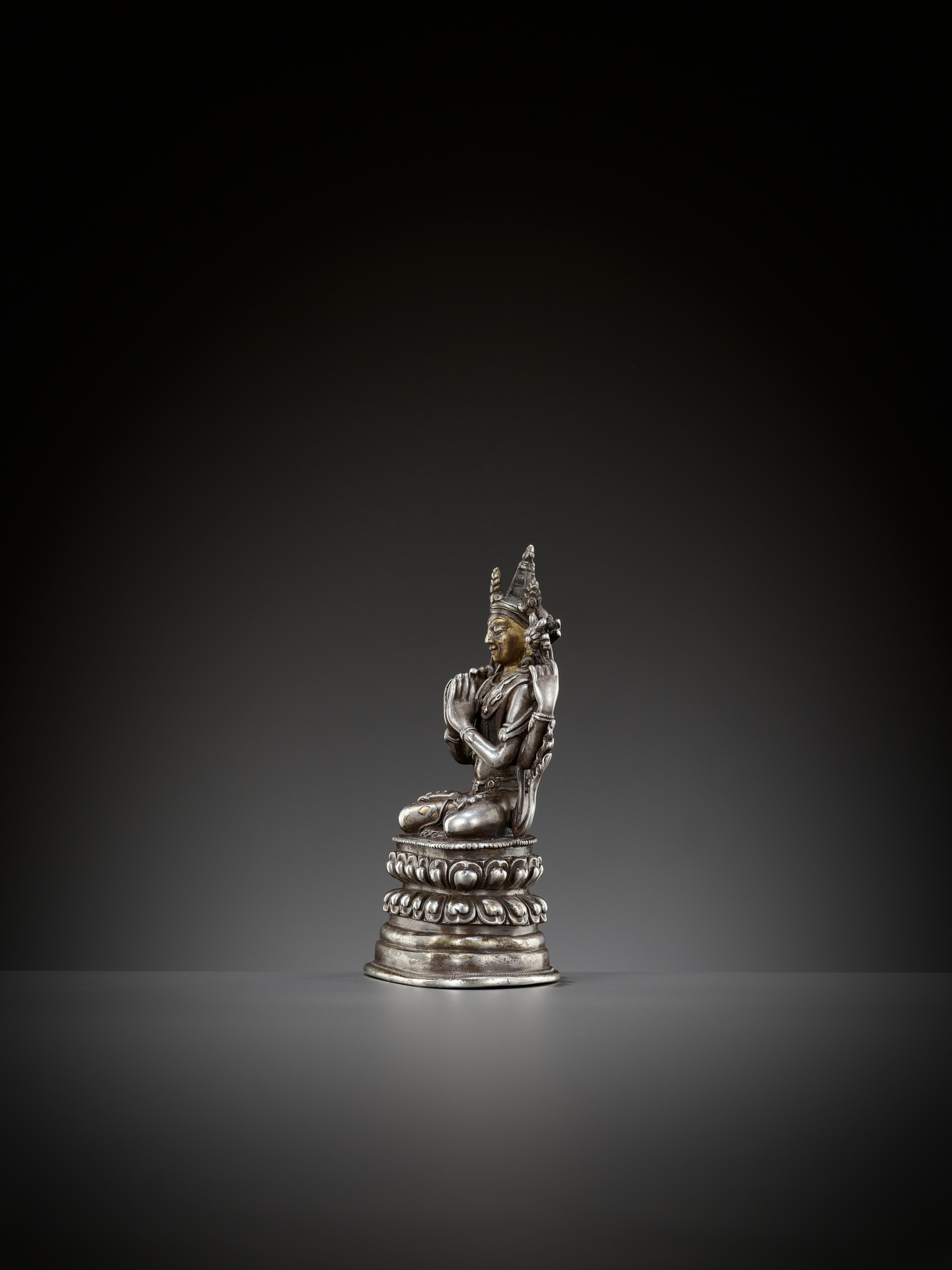 A PARCEL-GILT SOLID SILVER FIGURE OF SHADAKSHARI LOKESHVARA, PALA REVIVAL, TIBET, 17TH-18TH CENTURY - Image 7 of 11