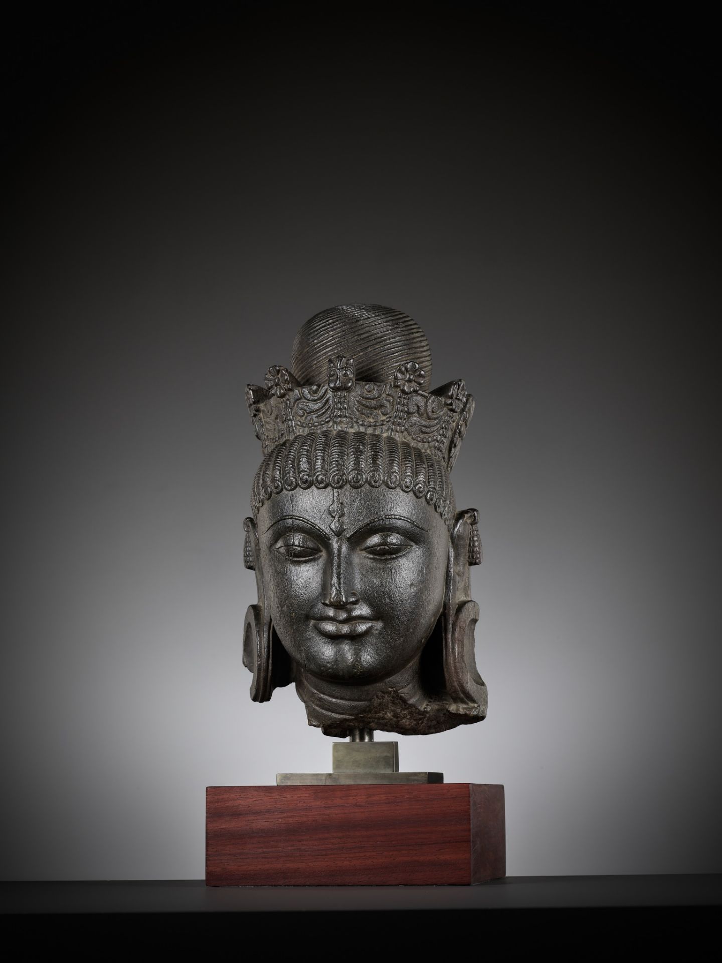 AN IMPORTANT AND MONUMENTAL BLACK STONE HEAD OF TARA, PALA PERIOD - Image 8 of 15