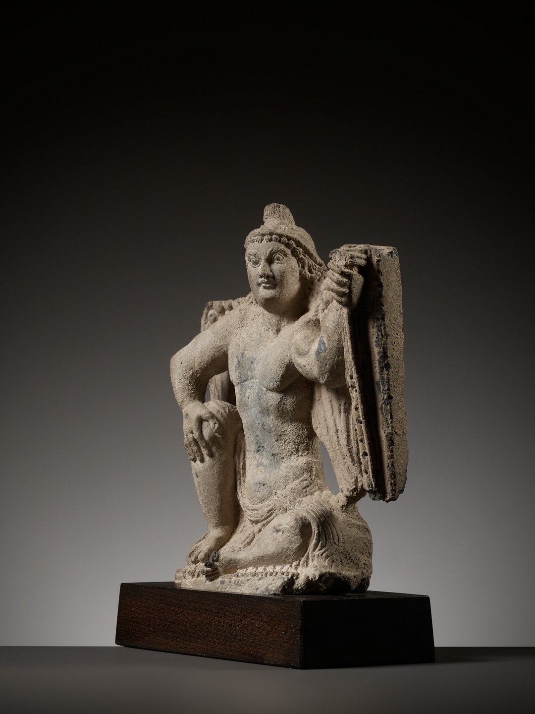 A GRAY SCHIST FIGURE OF A WINGED ATLAS, ANCIENT REGION OF GANDHARA, 3RD - 4TH CENTURY - Image 6 of 10