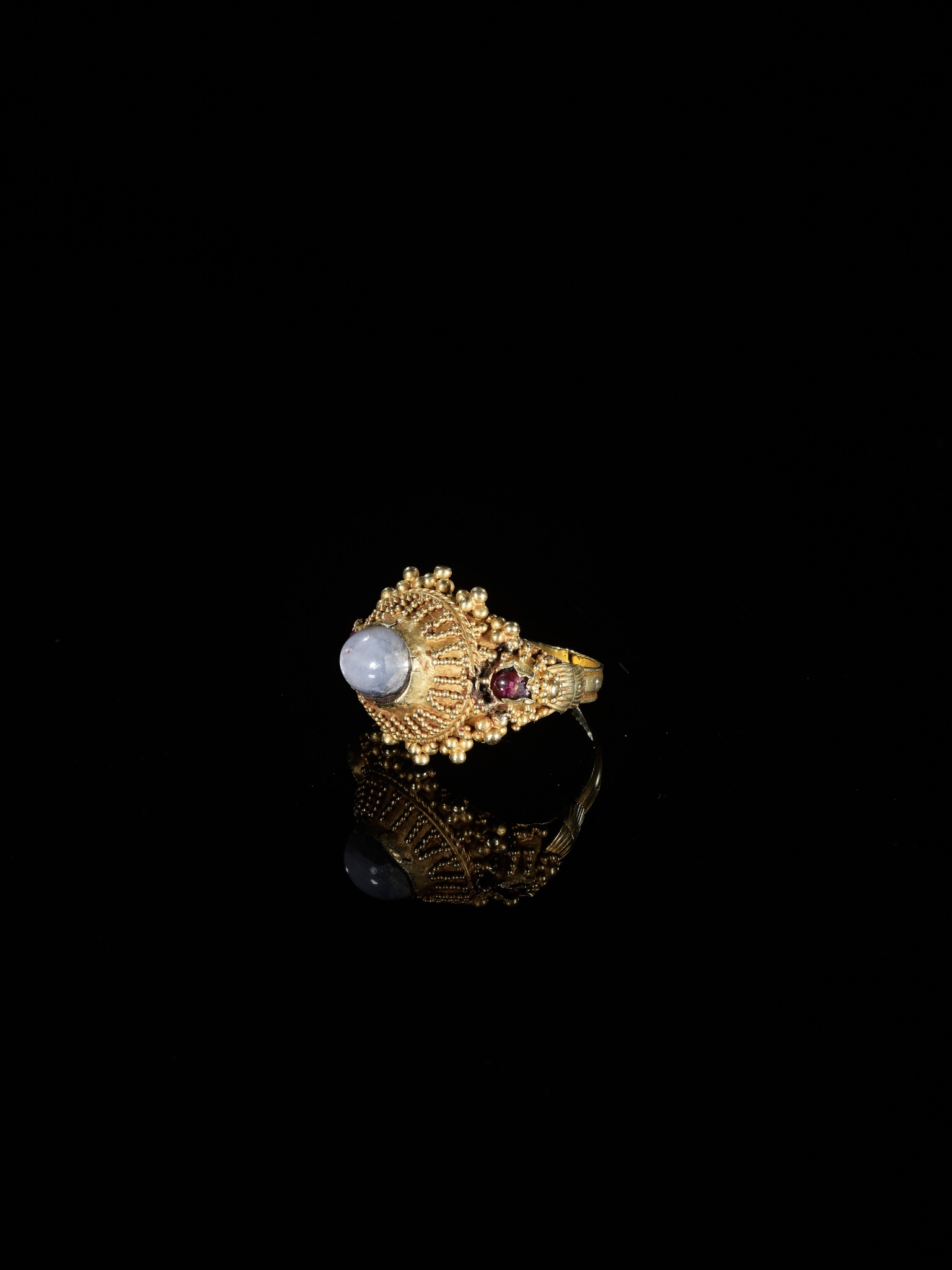 A GOLD PRIEST'S RING INLAID WITH A MOONSTONE AND TWO SMALL GARNETS - Image 3 of 6