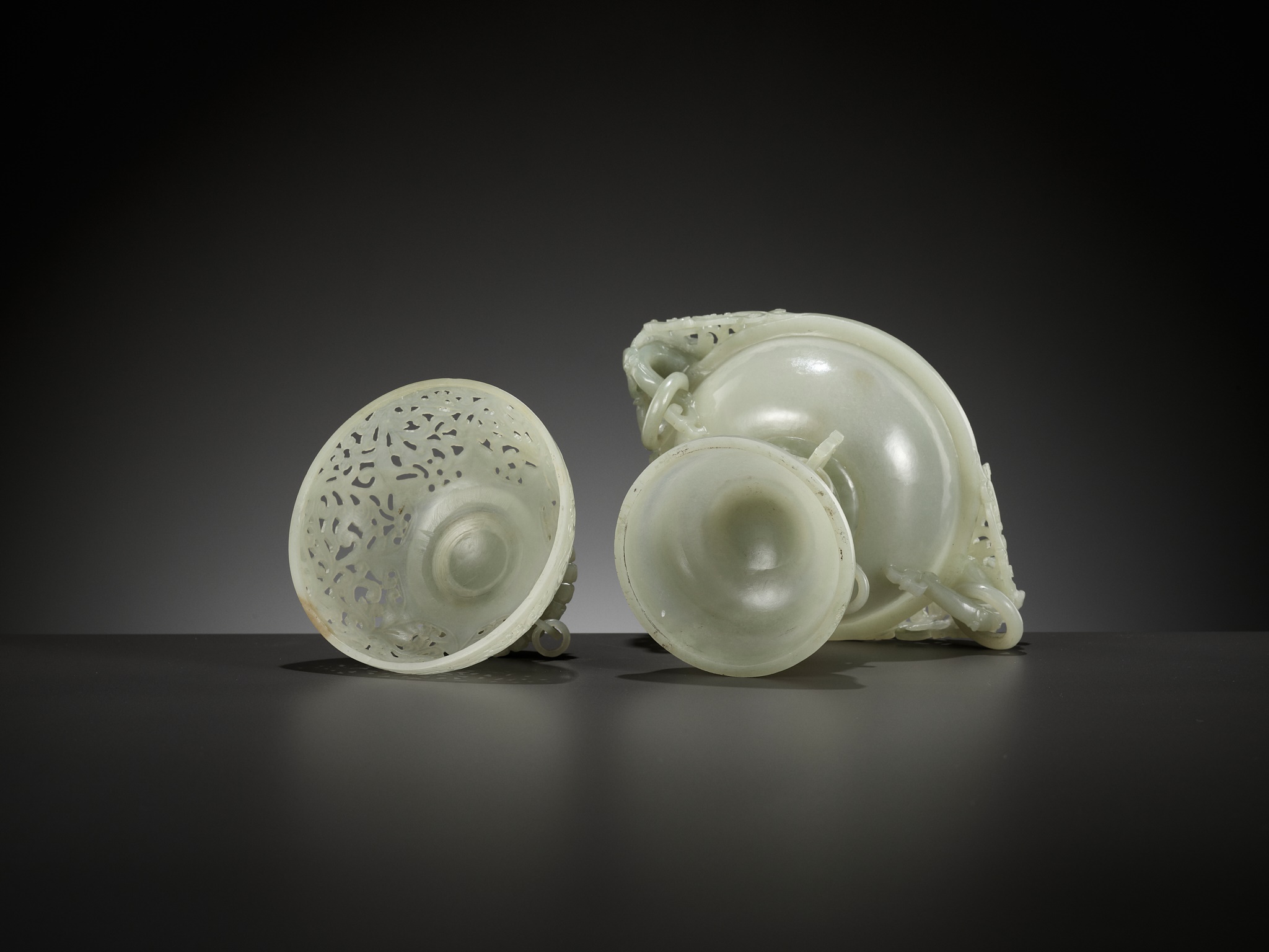 A MUGHAL STYLE PALE CELADON JADE CENSER AND COVER - Image 15 of 16
