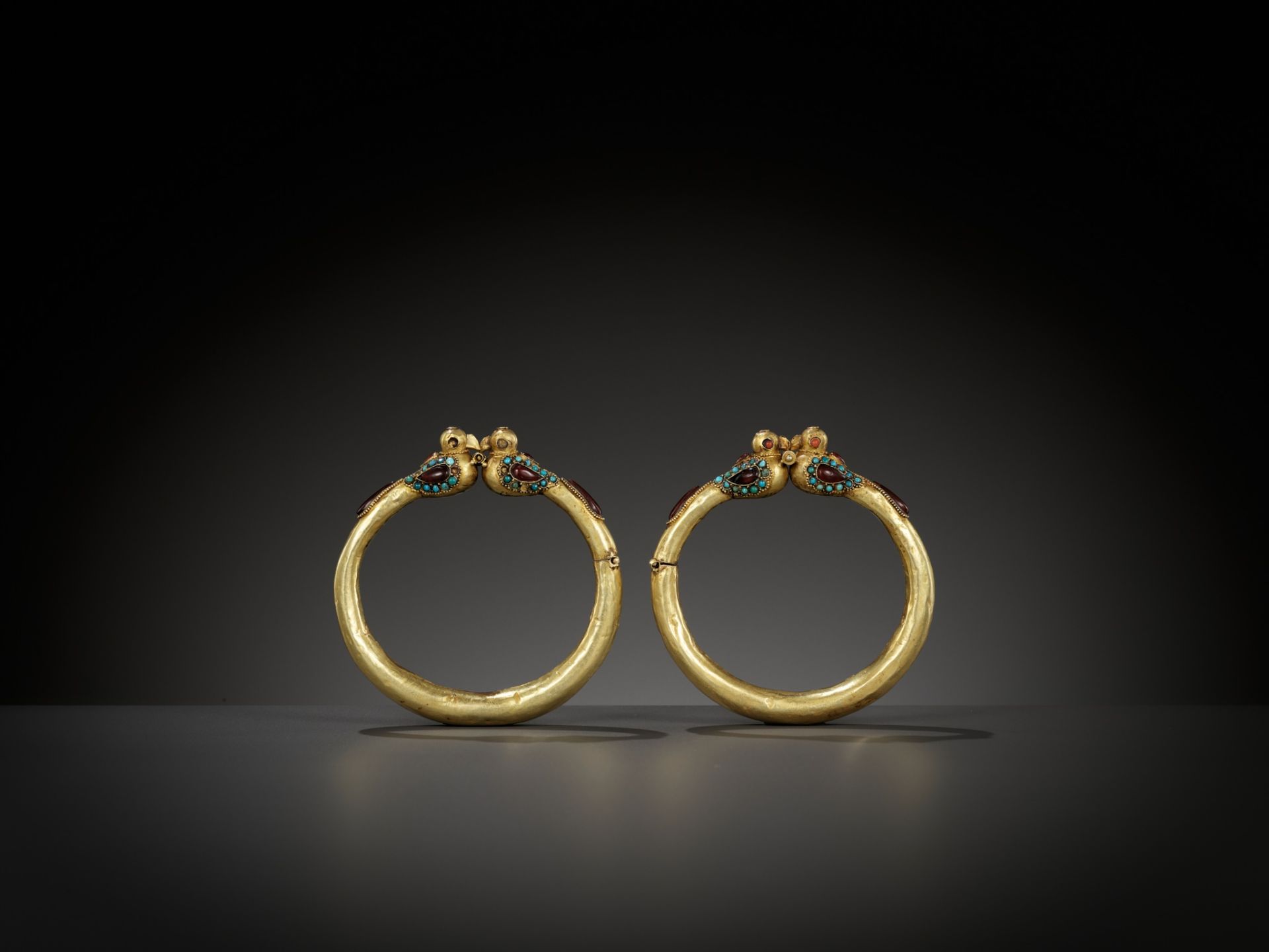 A PAIR OF GOLD 'BIRD' BANGLES, PERSIA, 11TH TO 12TH CENTURY - Image 9 of 9