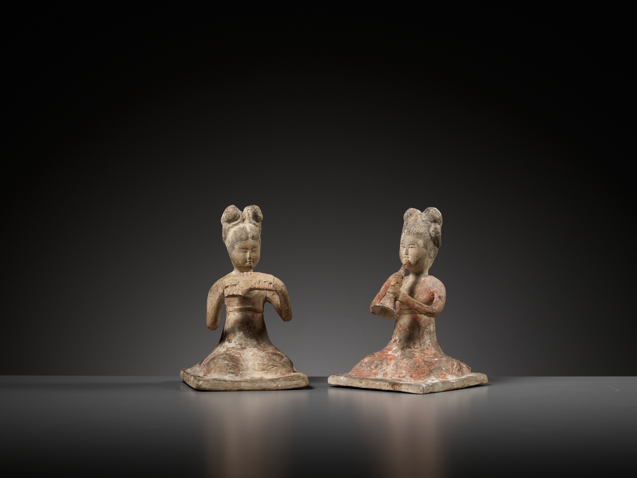 A PAIR OF PAINTED POTTERY FEMALE MUSICIANS, SUI TO EARLY TANG DYNASTY - Image 6 of 12