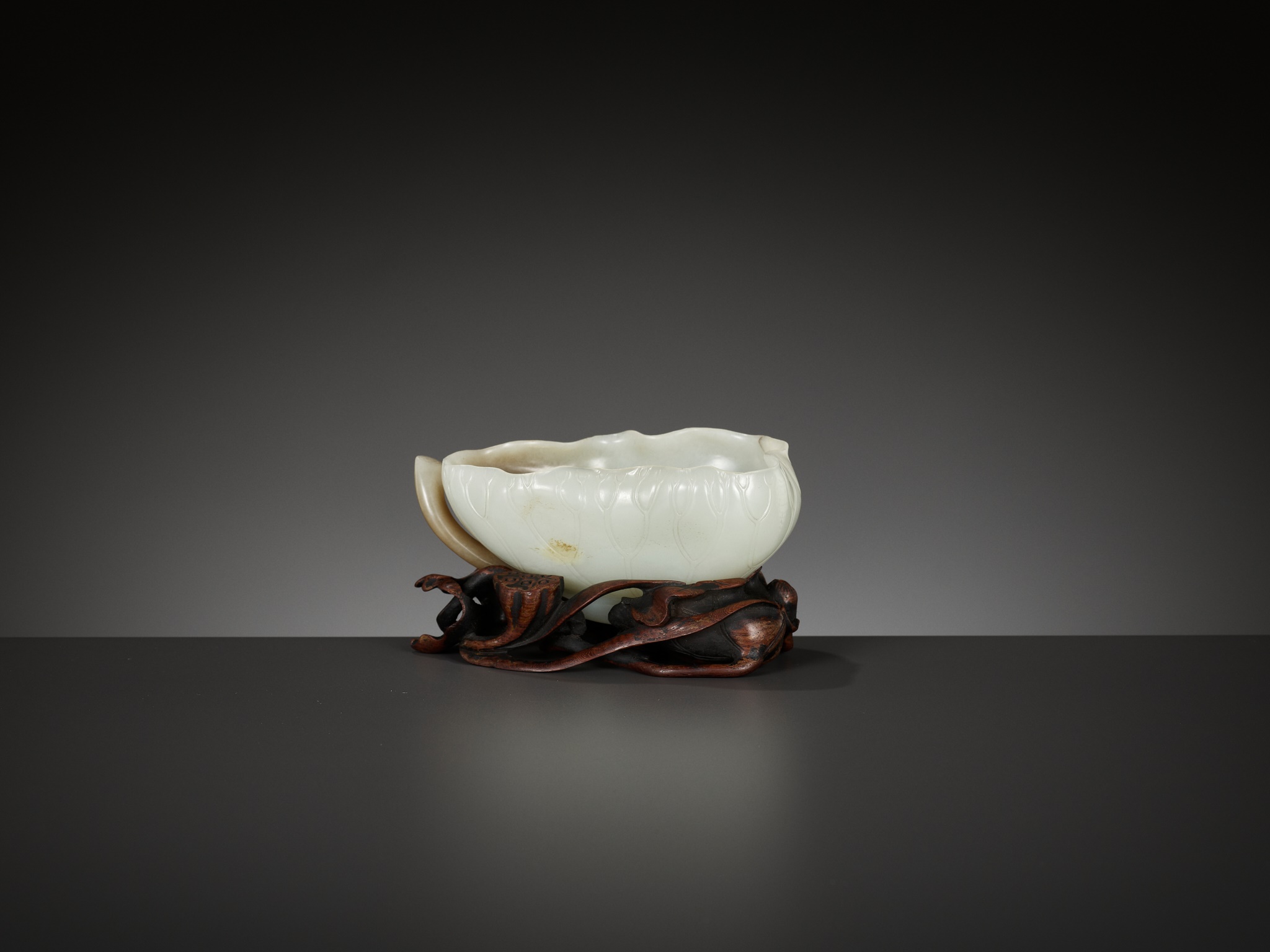 A WHITE AND BROWN JADE 'LOTUS, CRAB AND MILLET' BRUSH WASHER AND MATCHING WOOD STAND, 18TH CENTURY - Image 10 of 20