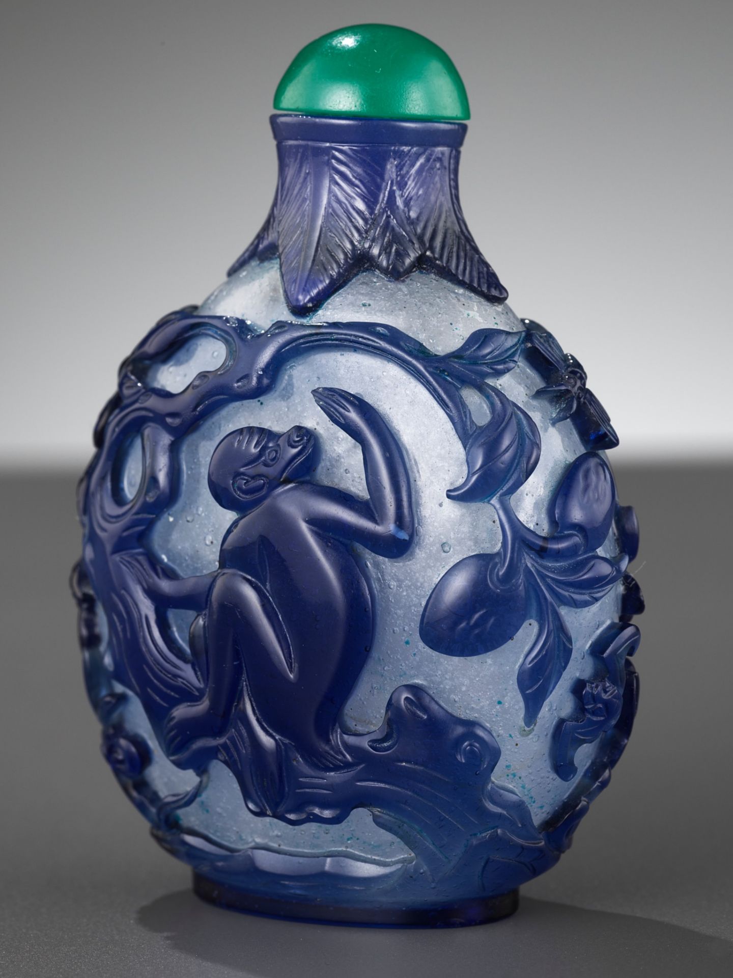 A SAPPHIRE-BLUE OVERLAY 'MONKEY KING STEALING THE PEACHES OF IMMORTALITY' GLASS SNUFF BOTTLE - Image 2 of 12