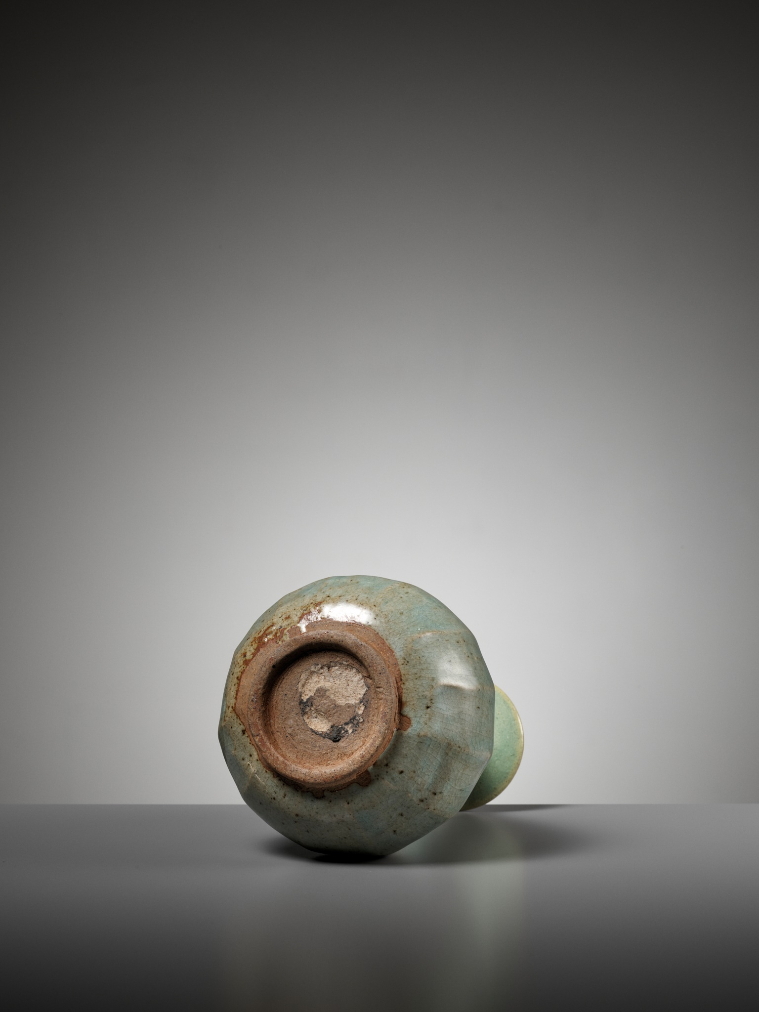 A CELADON GLAZED CERAMIC BOTTLE VASE, GORYEO DYNASTY - Image 9 of 10