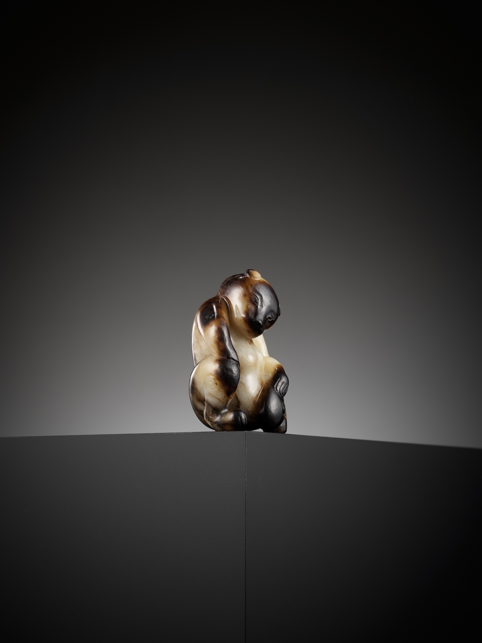 AN EXCEPTIONAL CREAMY-WHITE AND BLACK JADE FIGURE OF A BEAR, SONG DYNASTY OR EARLIER - Image 18 of 27