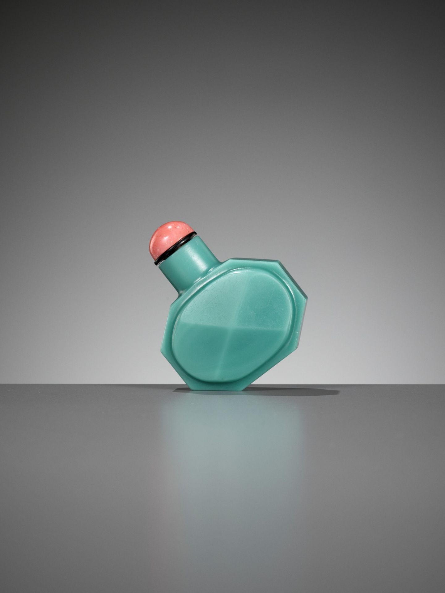 A TURQUOISE GLASS FACETED SNUFF BOTTLE, WHEEL-CUT QIANLONG MARK AND OF THE PERIOD - Image 6 of 14