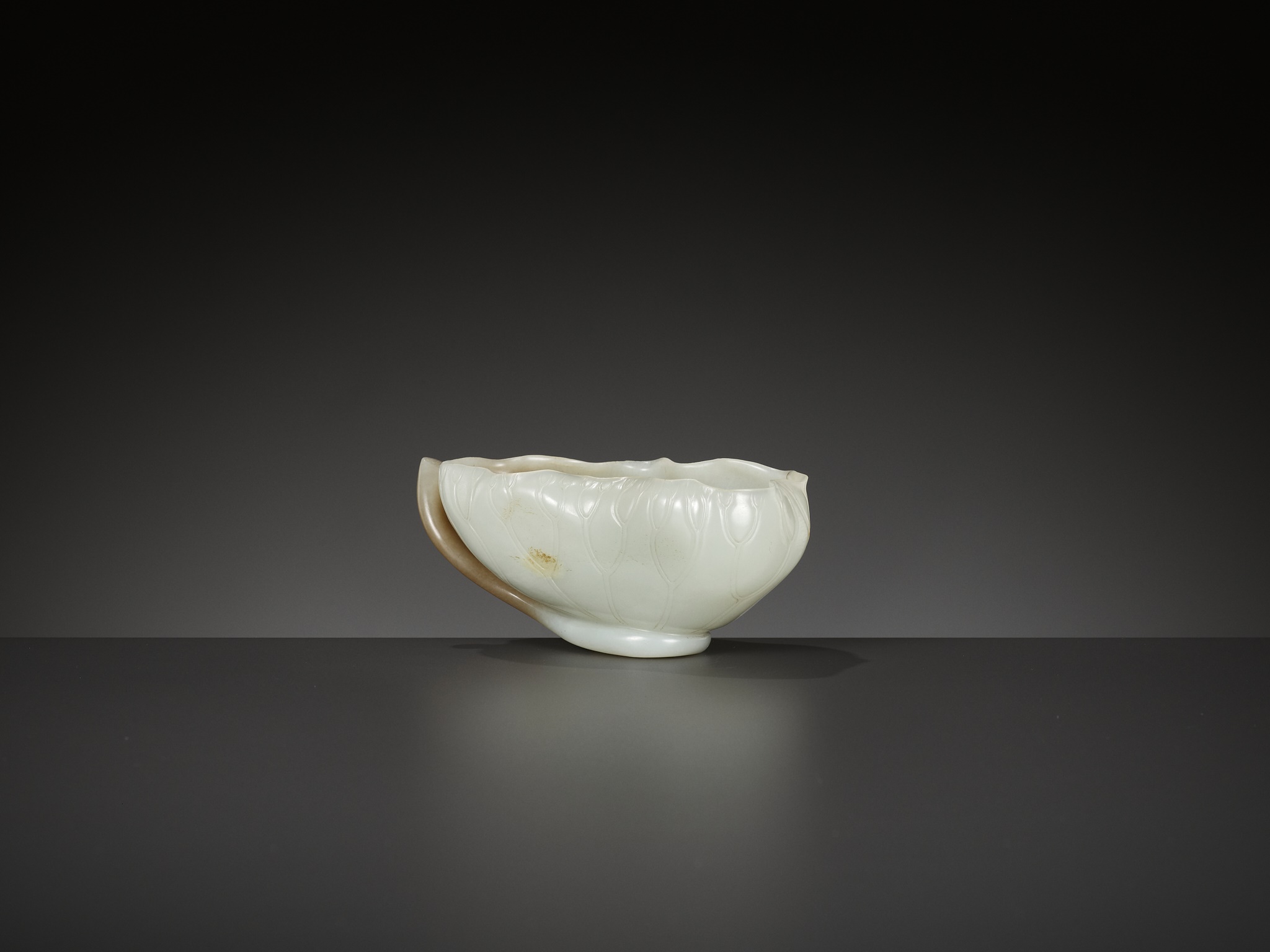 A WHITE AND BROWN JADE 'LOTUS, CRAB AND MILLET' BRUSH WASHER AND MATCHING WOOD STAND, 18TH CENTURY - Image 15 of 20