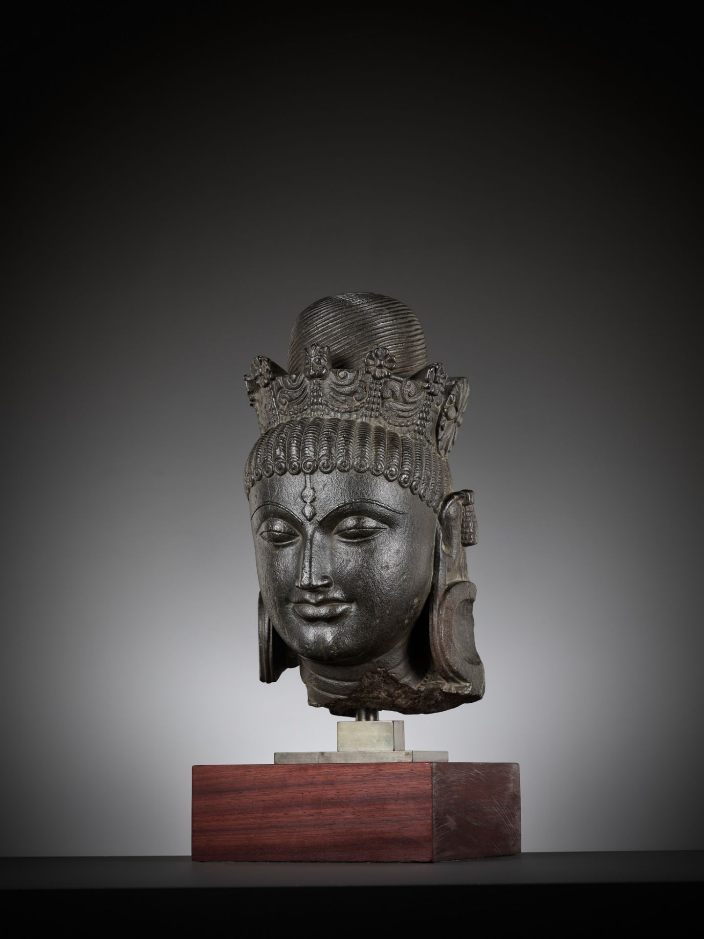 AN IMPORTANT AND MONUMENTAL BLACK STONE HEAD OF TARA, PALA PERIOD - Image 9 of 15