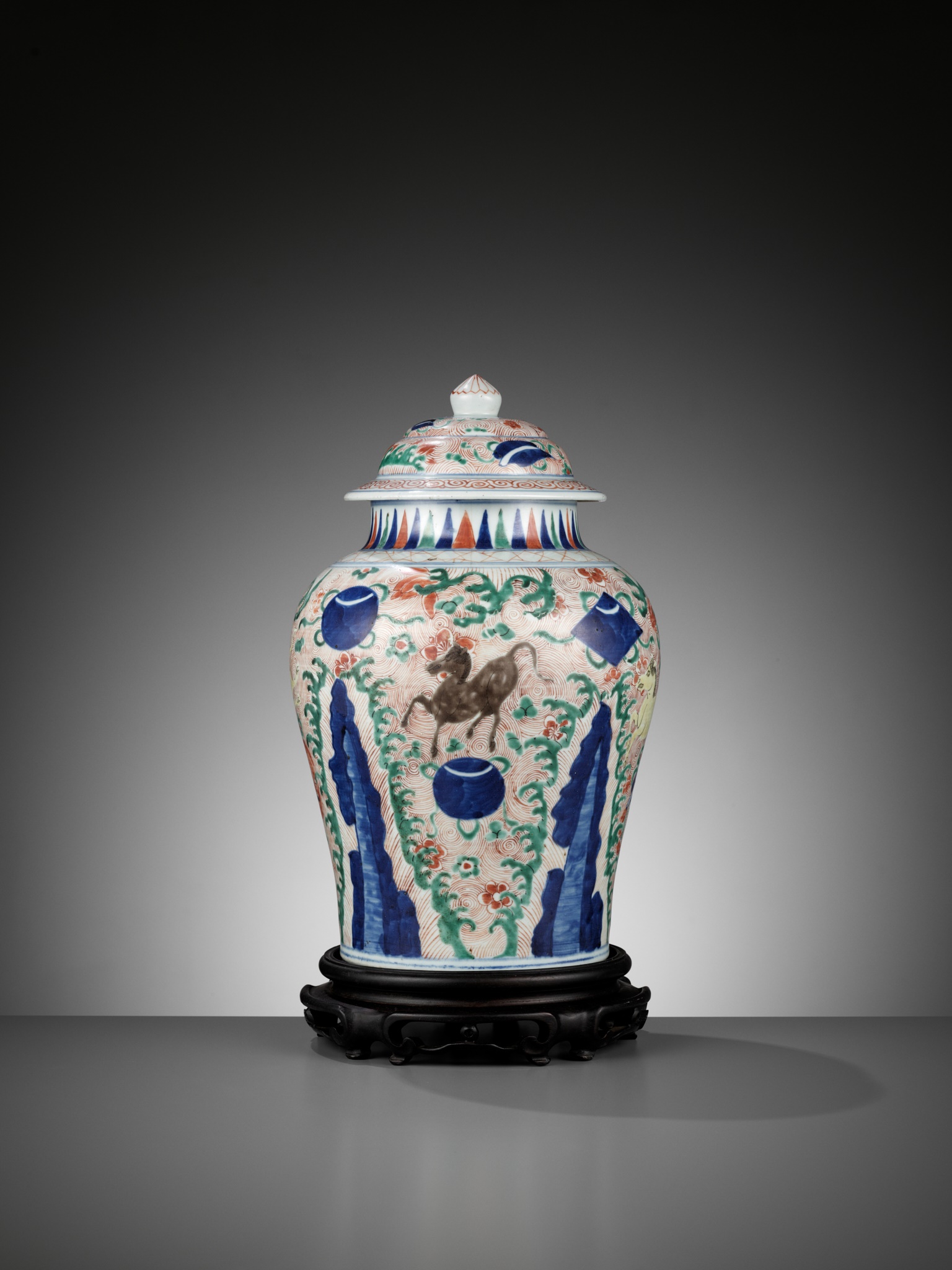 A WUCAI 'GALLOPING HORSES' JAR AND COVER, SHUNZHI PERIOD - Image 6 of 13