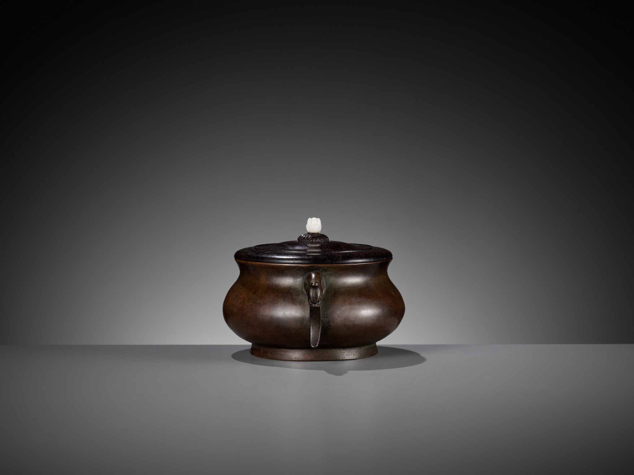 A BRONZE CENSER WITH A ZITAN WOOD COVER AND A WHITE JADE FINIAL, 17TH-18TH CENTURY - Image 11 of 16