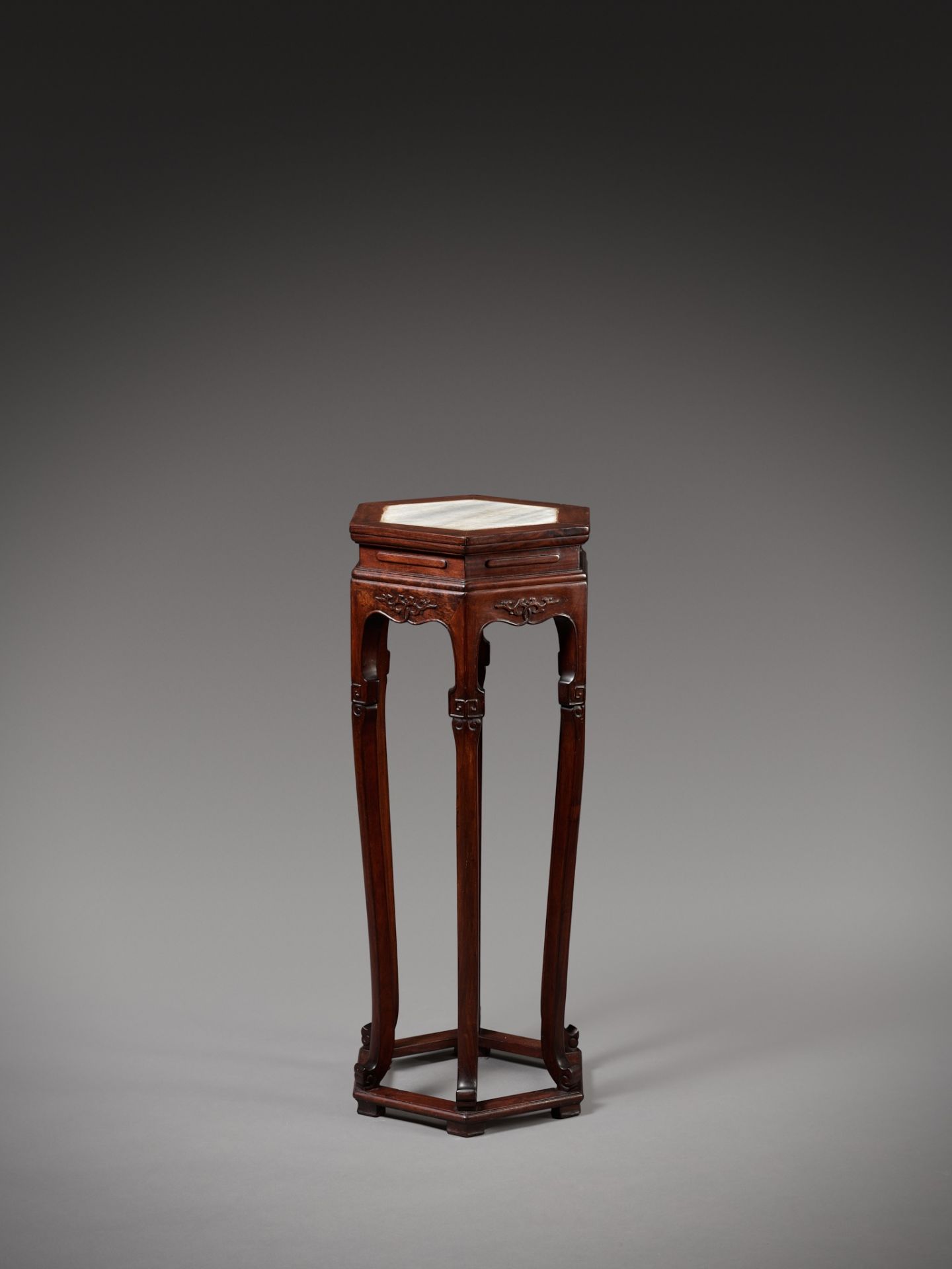 A MARBLE-INSET LACQUERED HARDWOOD INCENSE STAND, XIANGJI, 19TH CENTURY - Bild 4 aus 12