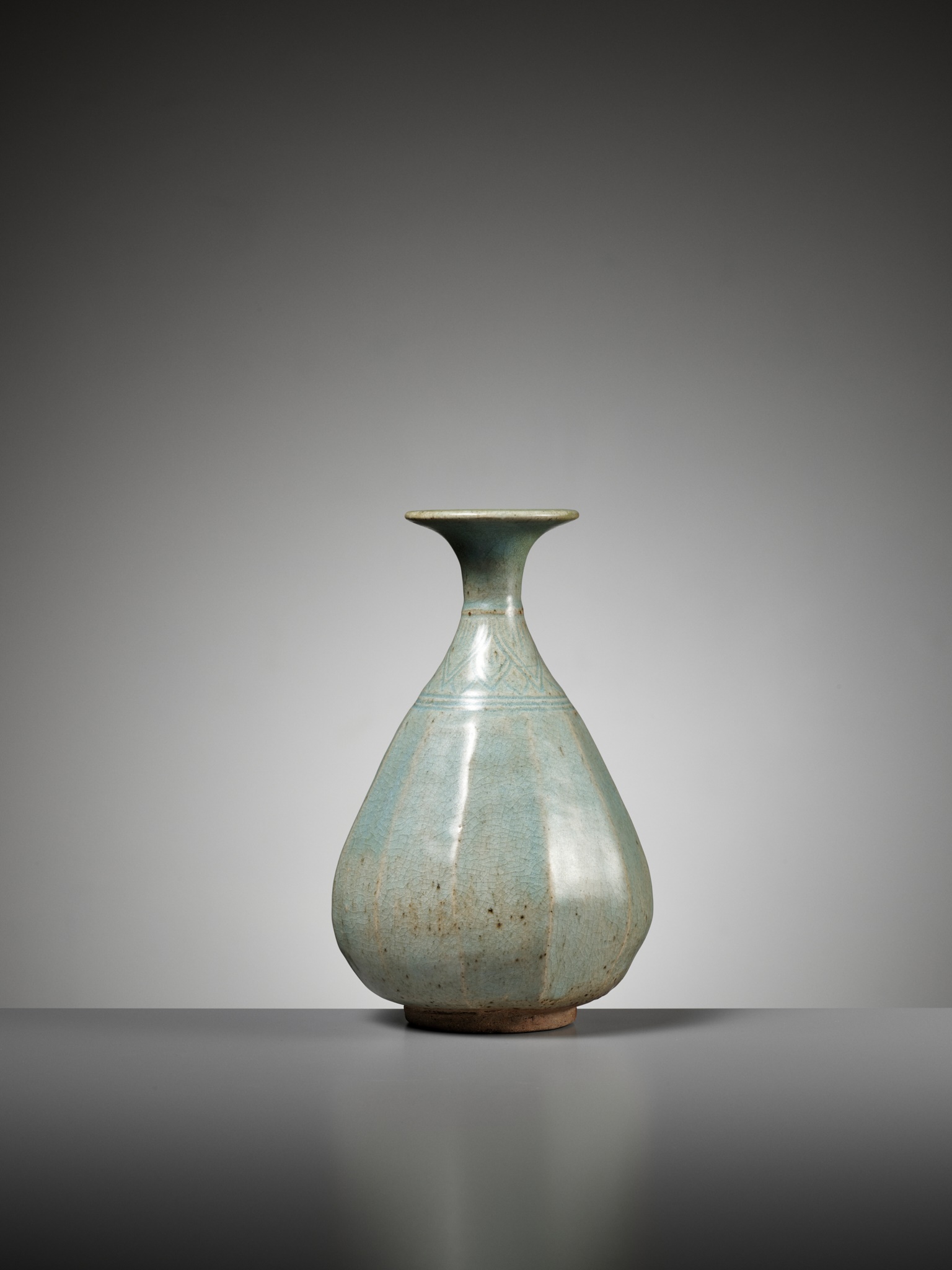 A CELADON GLAZED CERAMIC BOTTLE VASE, GORYEO DYNASTY - Image 6 of 10