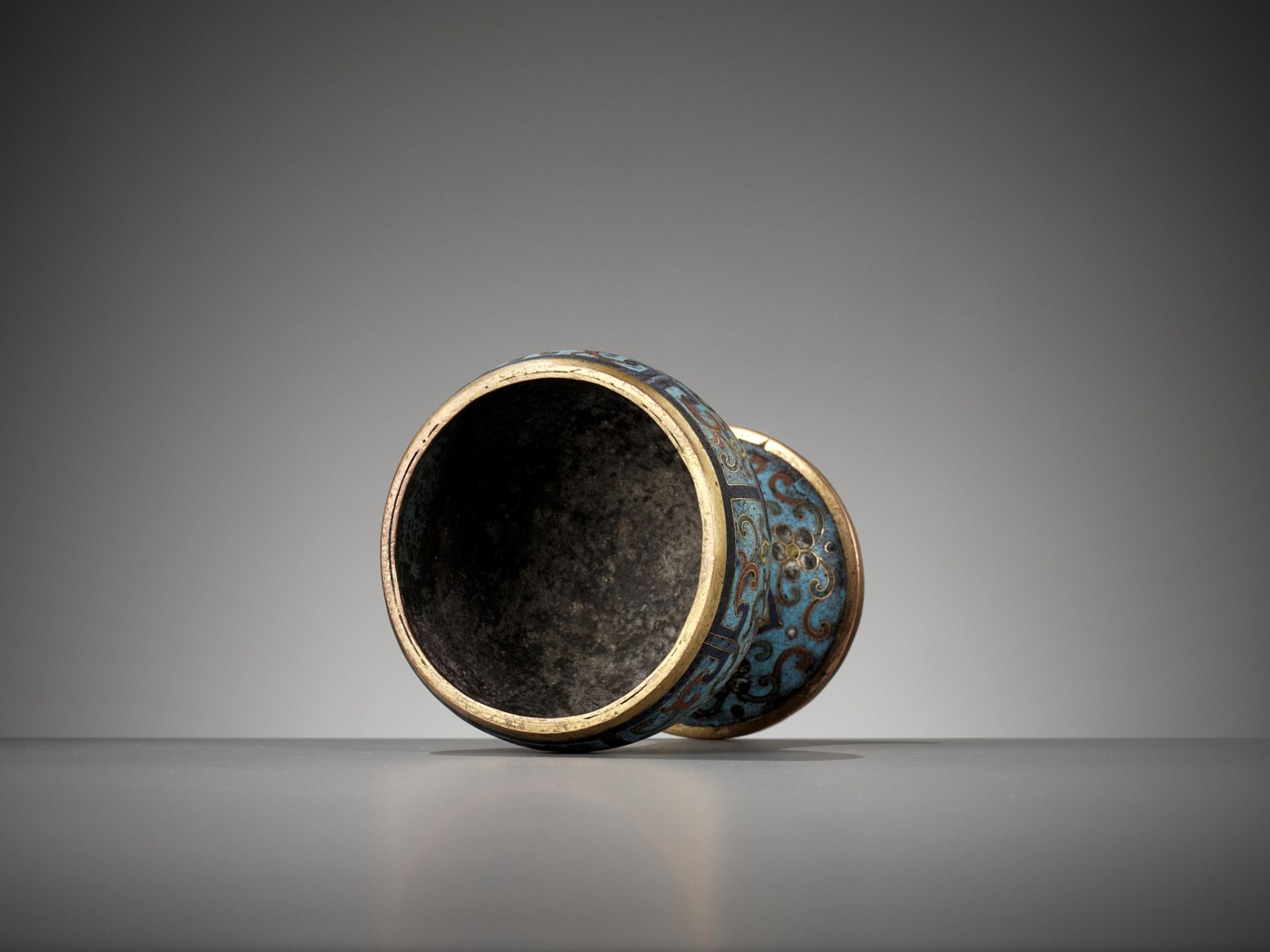 A CLOISONNE ENAMEL STEM CUP, QING DYNASTY - Bild 10 aus 11