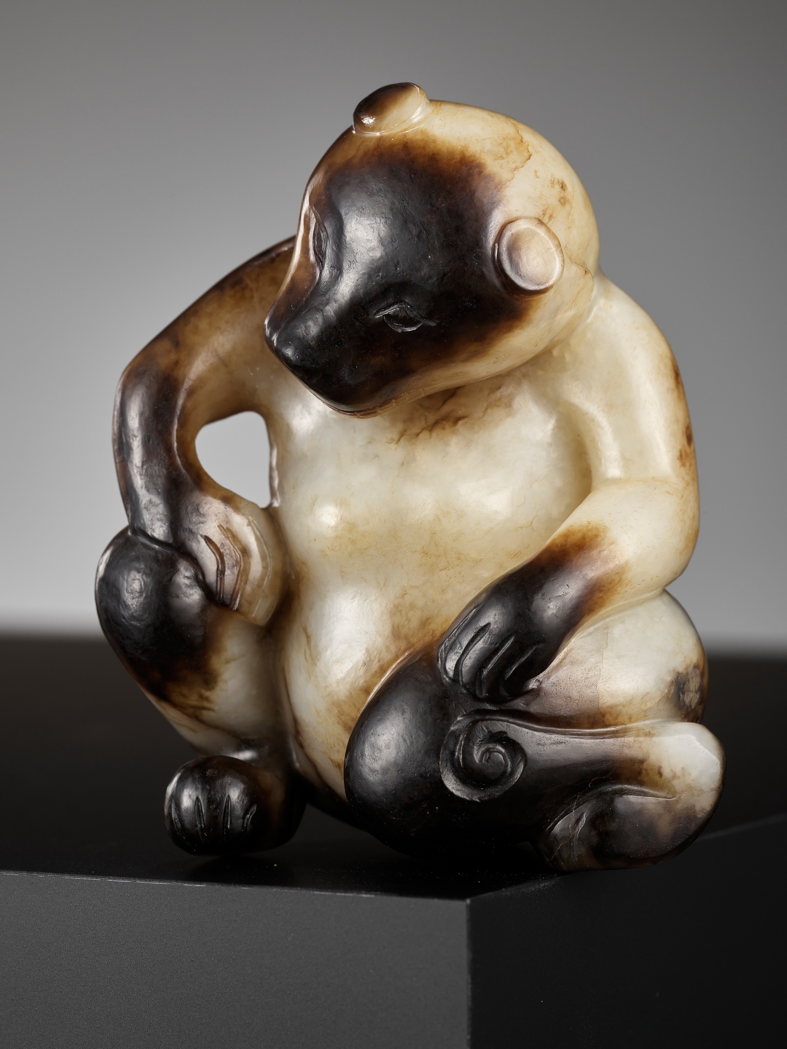 AN EXCEPTIONAL CREAMY-WHITE AND BLACK JADE FIGURE OF A BEAR, SONG DYNASTY OR EARLIER - Image 2 of 27