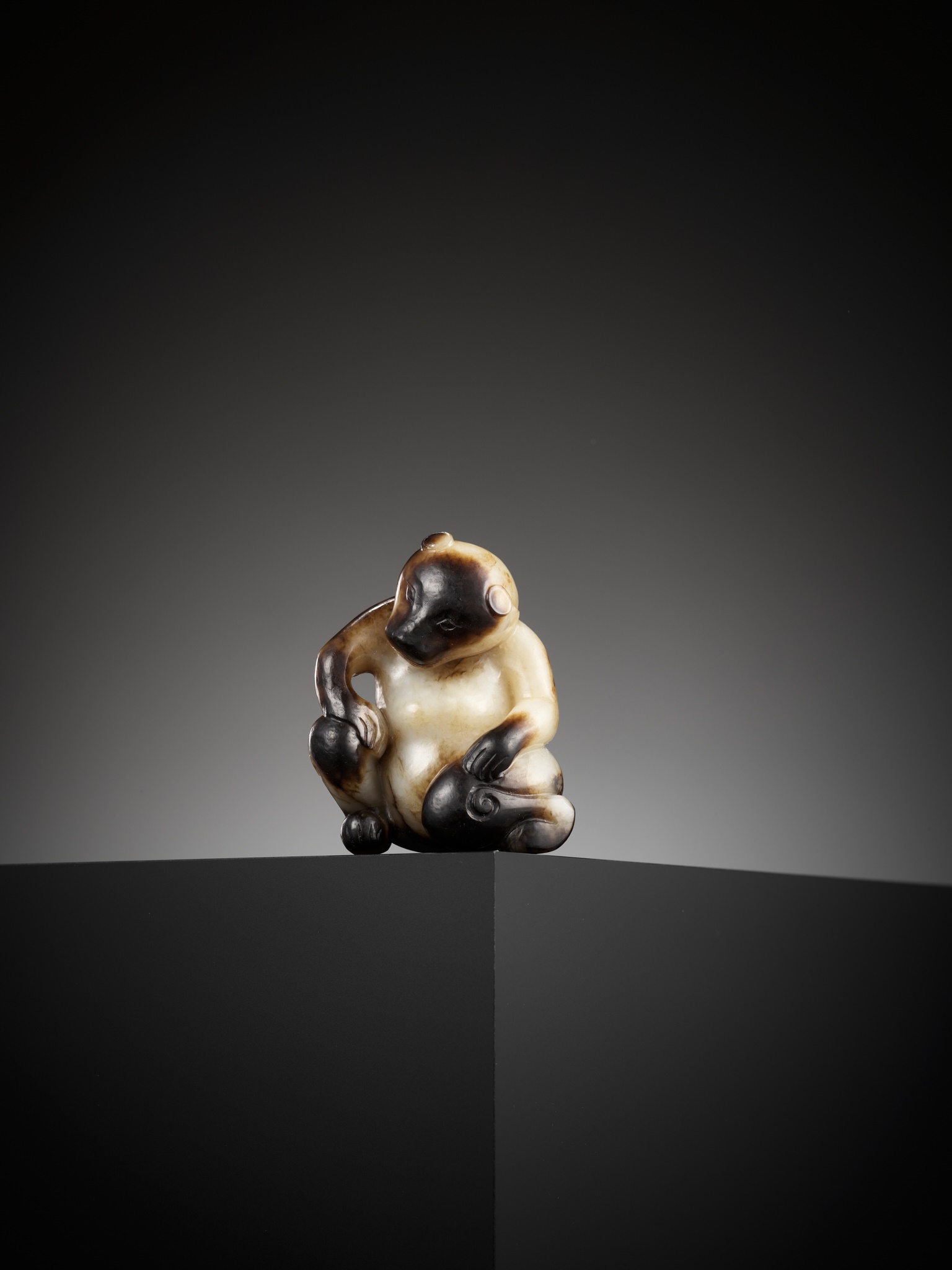 AN EXCEPTIONAL CREAMY-WHITE AND BLACK JADE FIGURE OF A BEAR, SONG DYNASTY OR EARLIER - Image 12 of 27