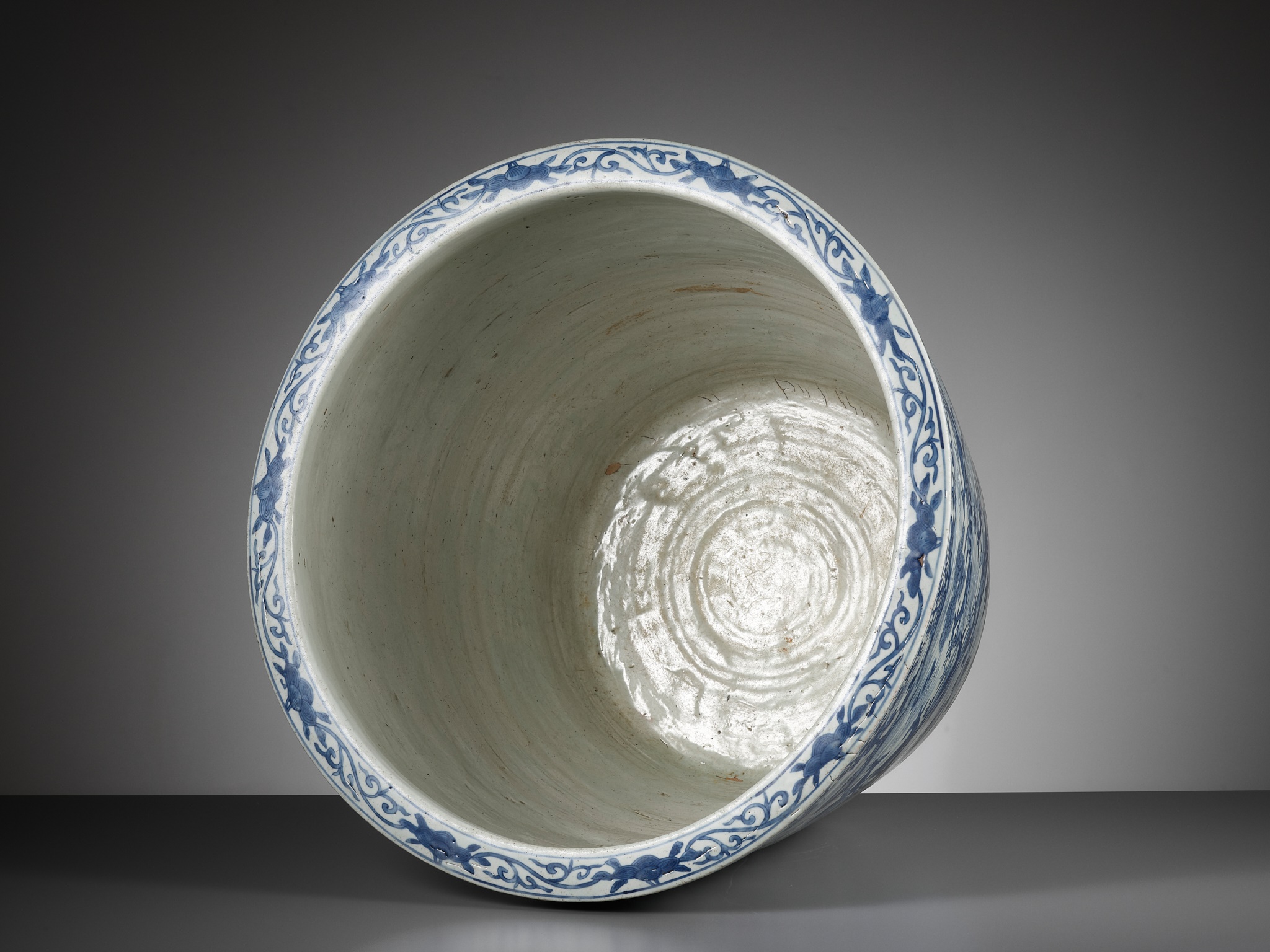 A LARGE AND VERY HEAVY BLUE AND WHITE 'HUNDRED DEER' JARDINIERE, MING DYNASTY - Image 10 of 12