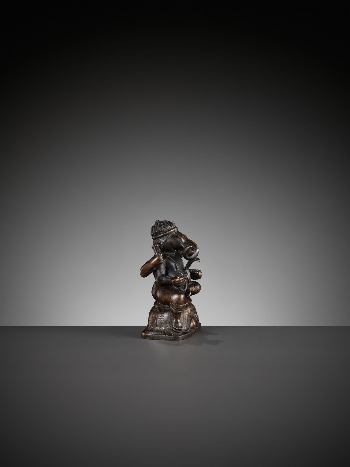 A SMALL BRONZE FIGURE OF GANESHA, SOUTH INDIA, 17TH - 18TH CENTURY - Image 11 of 14
