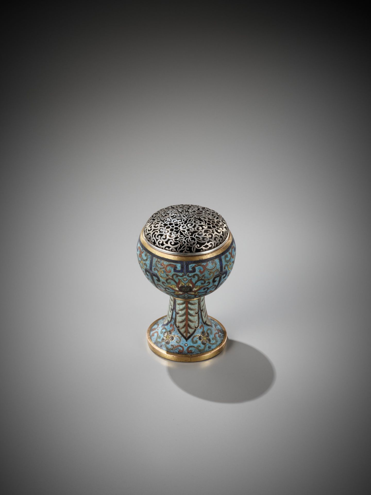 A CLOISONNE ENAMEL STEM CUP, QING DYNASTY - Bild 2 aus 11