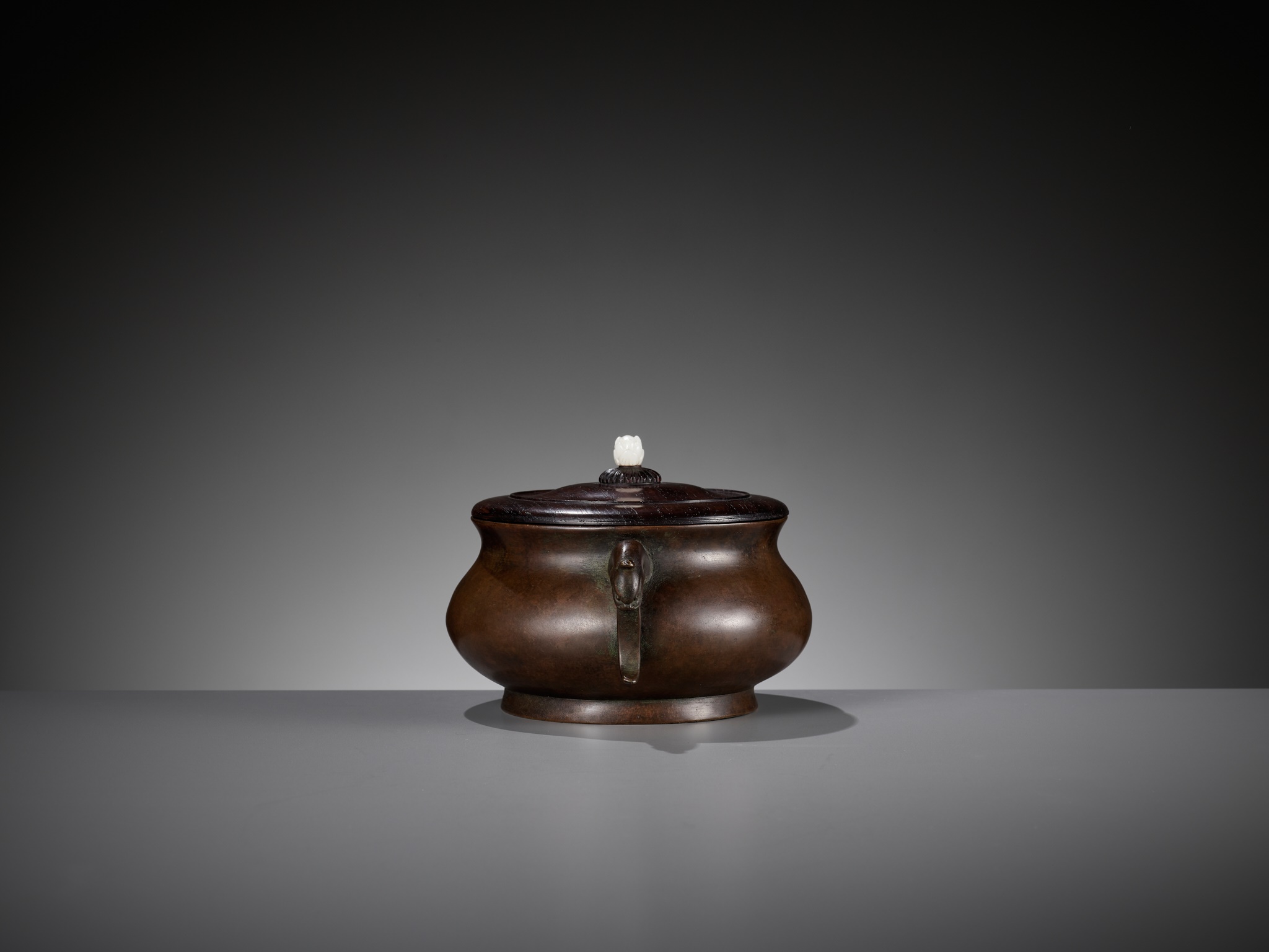 A BRONZE CENSER WITH A ZITAN WOOD COVER AND A WHITE JADE FINIAL, 17TH-18TH CENTURY - Image 8 of 16