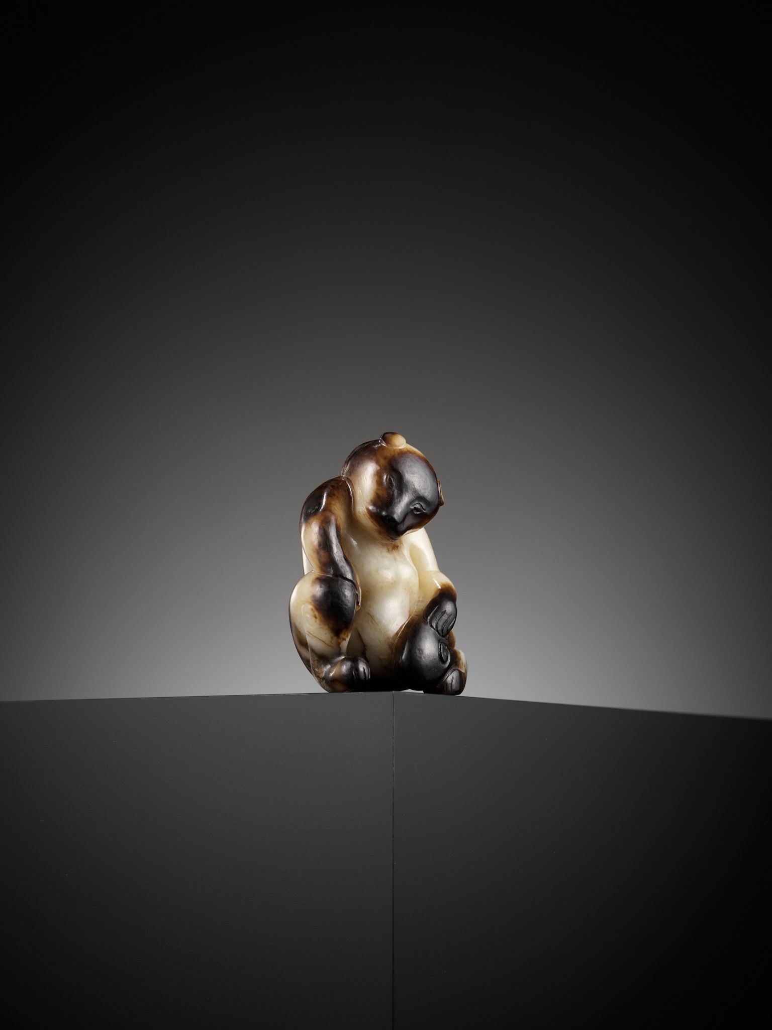 AN EXCEPTIONAL CREAMY-WHITE AND BLACK JADE FIGURE OF A BEAR, SONG DYNASTY OR EARLIER - Image 19 of 27