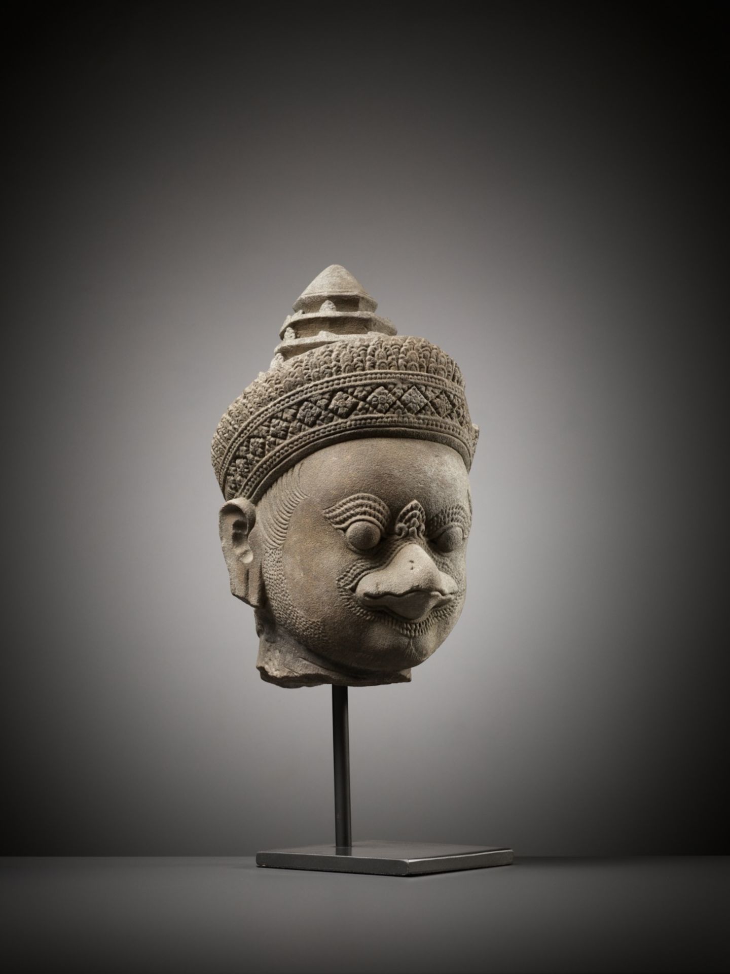 A SANDSTONE HEAD OF GARUDA, KOH KER STYLE, KHMER EMPIRE, 10TH CENTURY - Bild 6 aus 9
