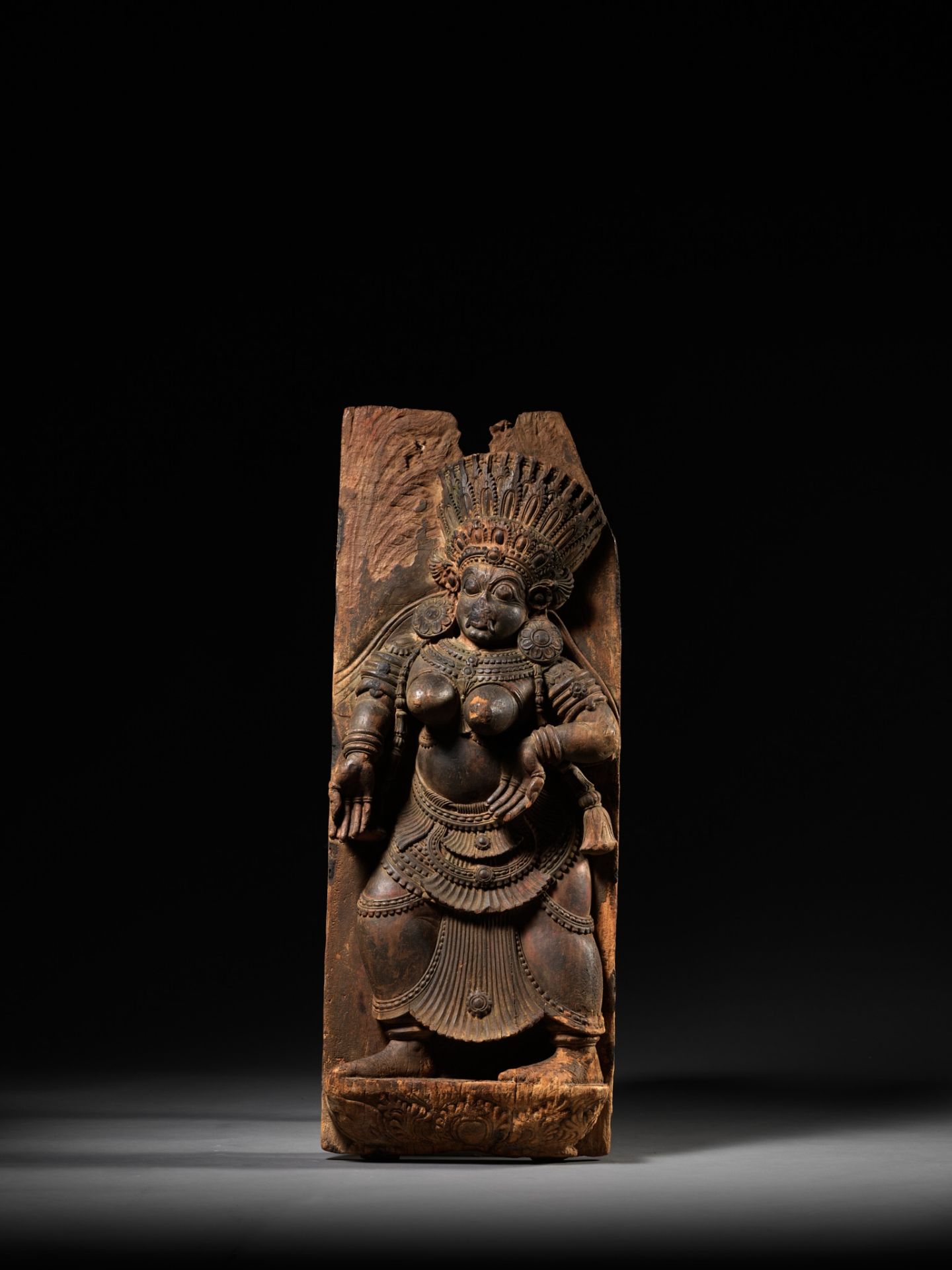 A LARGE AND HIGHLY IMPRESSIVE WOOD RELIEF OF A DANCING FEMALE DEMON, KERALA, SOUTH INDIA, 17TH CT - Image 3 of 8