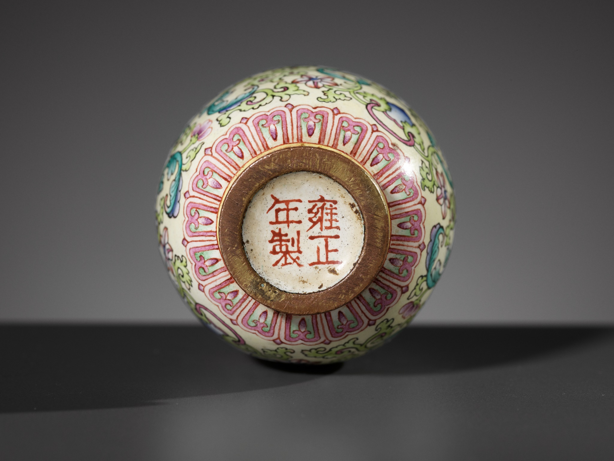 AN IMPERIAL GUANGZHOU ENAMEL 'LOTUS AND SHOU' SNUFF BOTTLE, YONGZHENG MARK AND PERIOD - Image 2 of 11