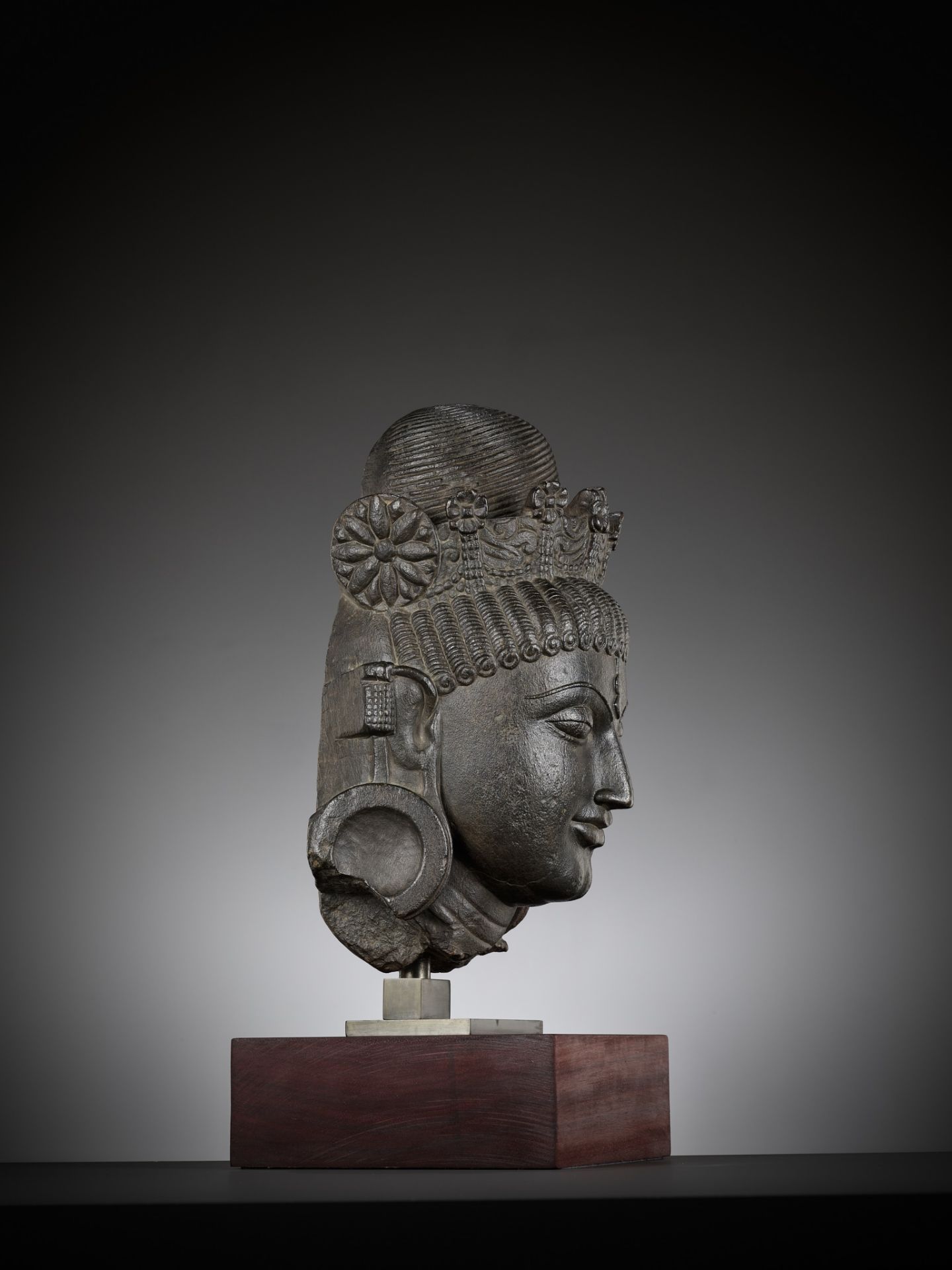 AN IMPORTANT AND MONUMENTAL BLACK STONE HEAD OF TARA, PALA PERIOD - Image 13 of 15