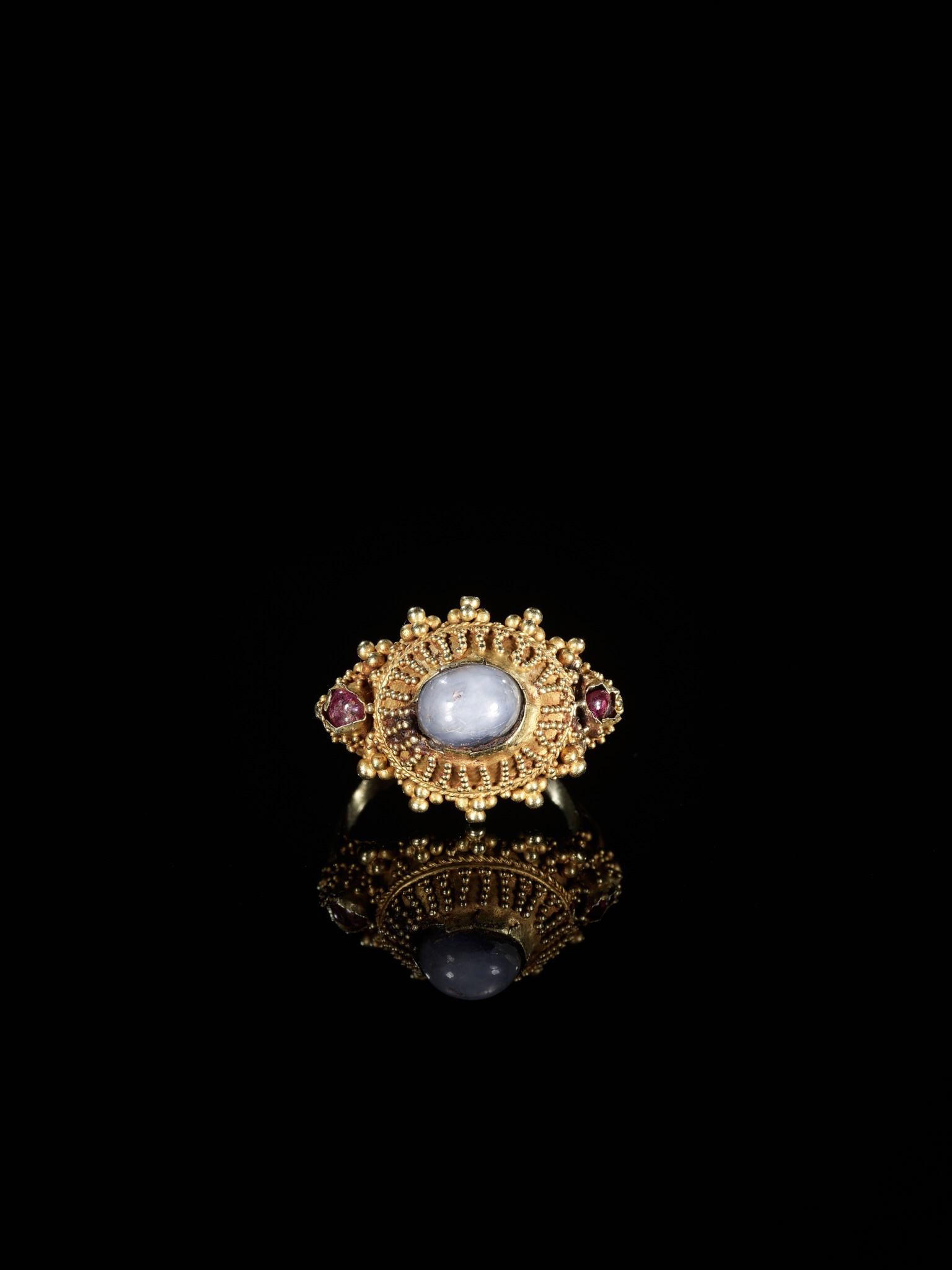 A GOLD PRIEST'S RING INLAID WITH A MOONSTONE AND TWO SMALL GARNETS - Image 6 of 6